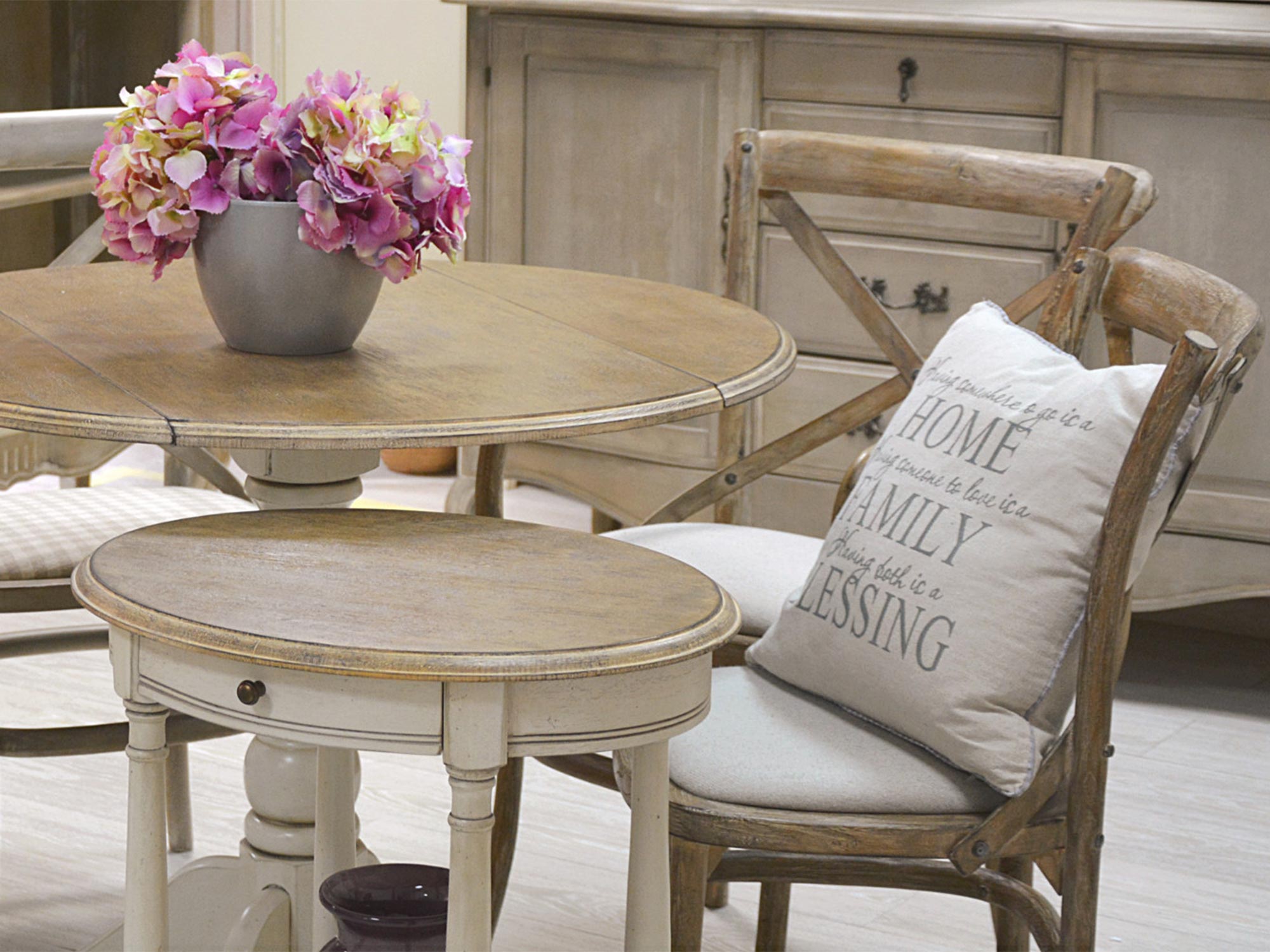 Drewniany stół okrągły z dekoracyjnymi nogami w stylu prowansalskim kolor naturalny