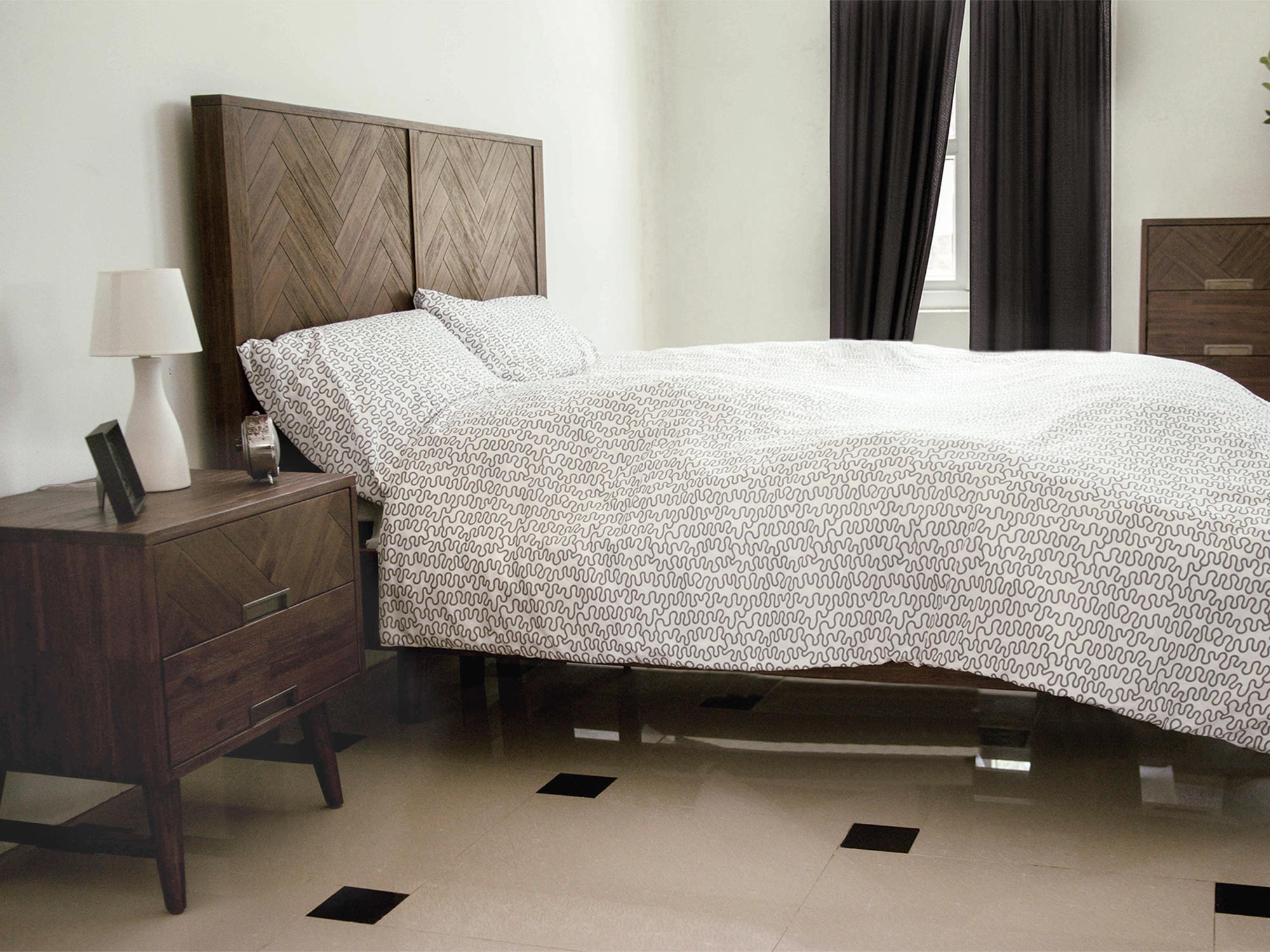 Drewniane łóżko z dekoracyjnym zagłówkiem w stylu industrialnym kolor ciemny brąz