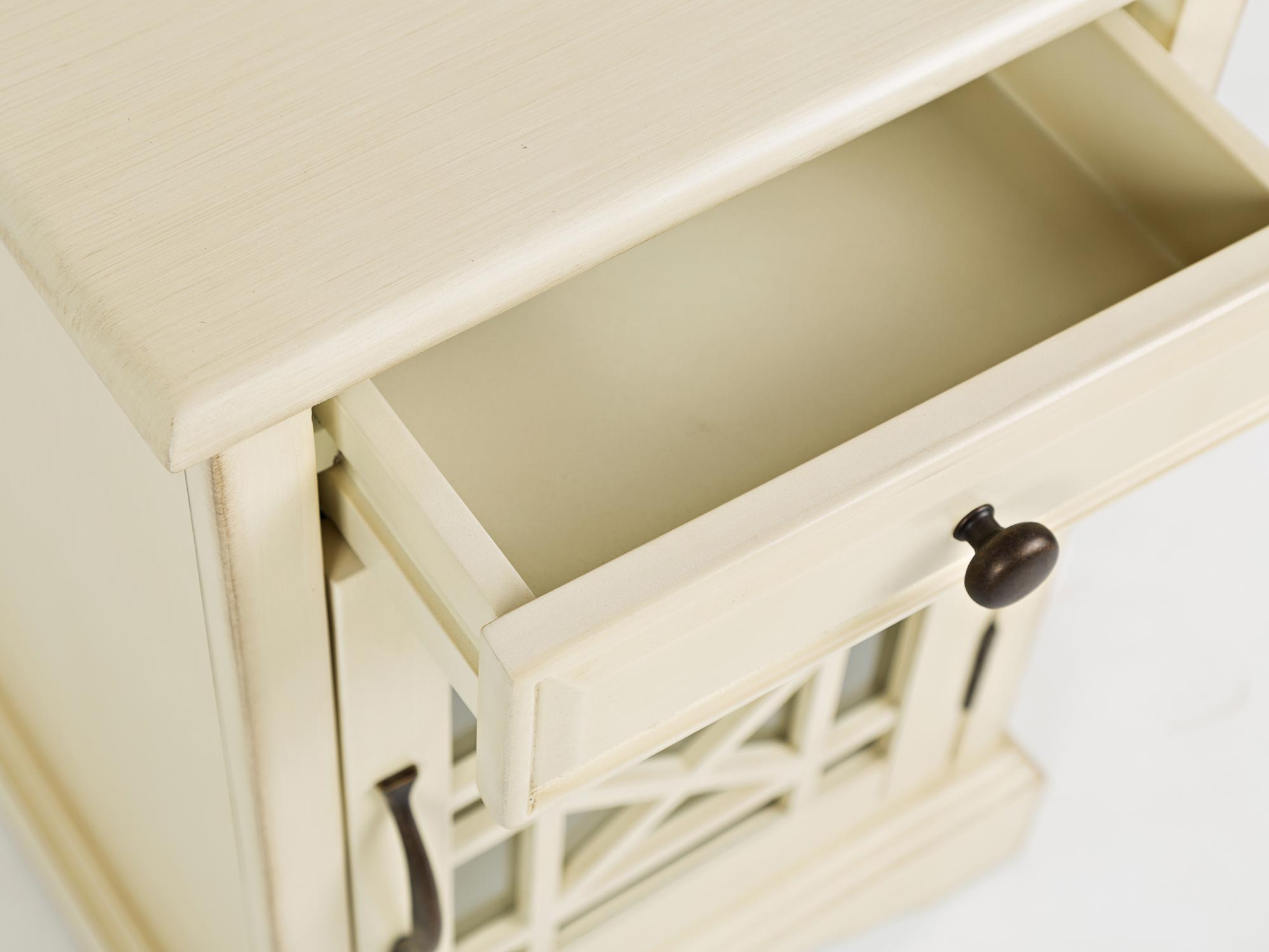 Szafka nocna w stylu klasycznym z ażurowym frontem i metalową rączką