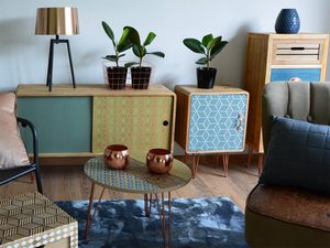 Miniatura 3 - Dřevěná komoda s dekorativními čely ve stylu retro přírodní barva