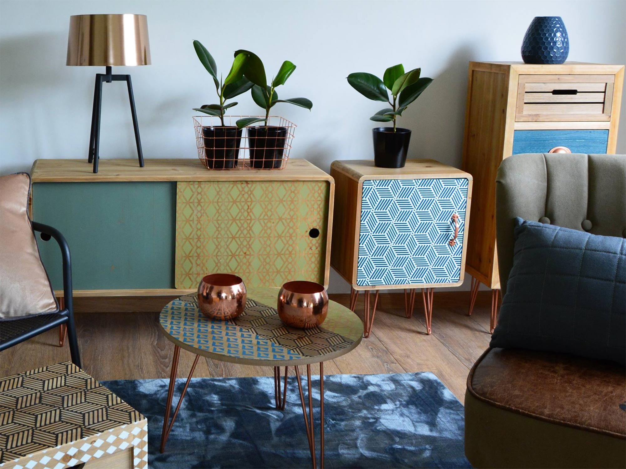 Drewniana komoda z dekoracyjnymi frontami w stylu retro kolor naturalny