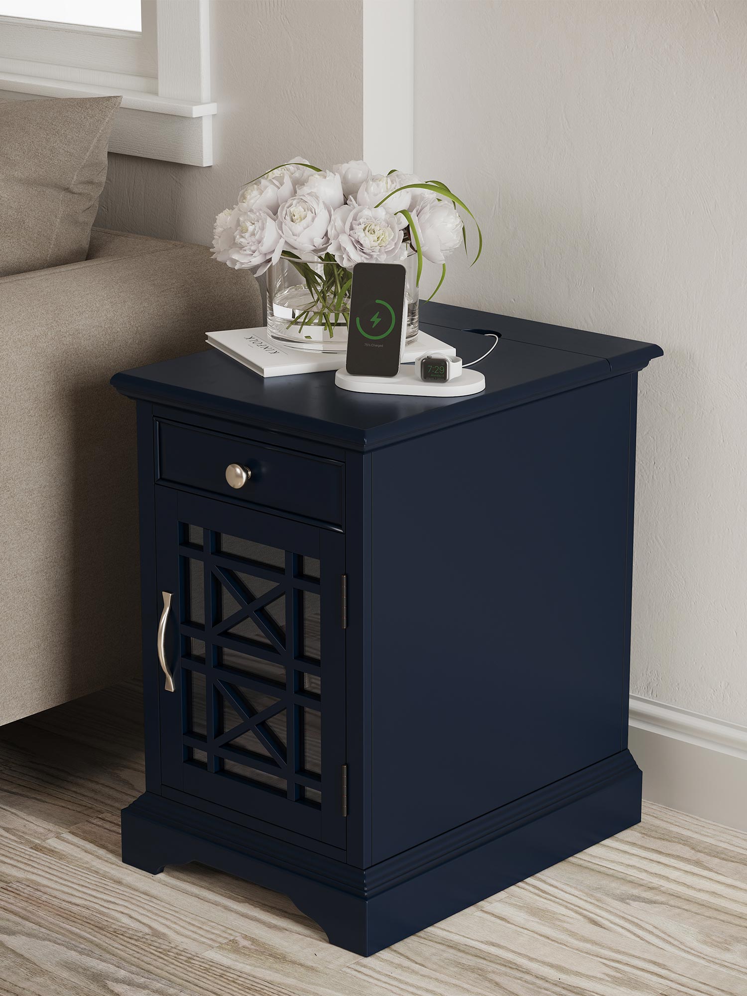 Detal gniazda z portem USB w niebieskiej szafce nocnej