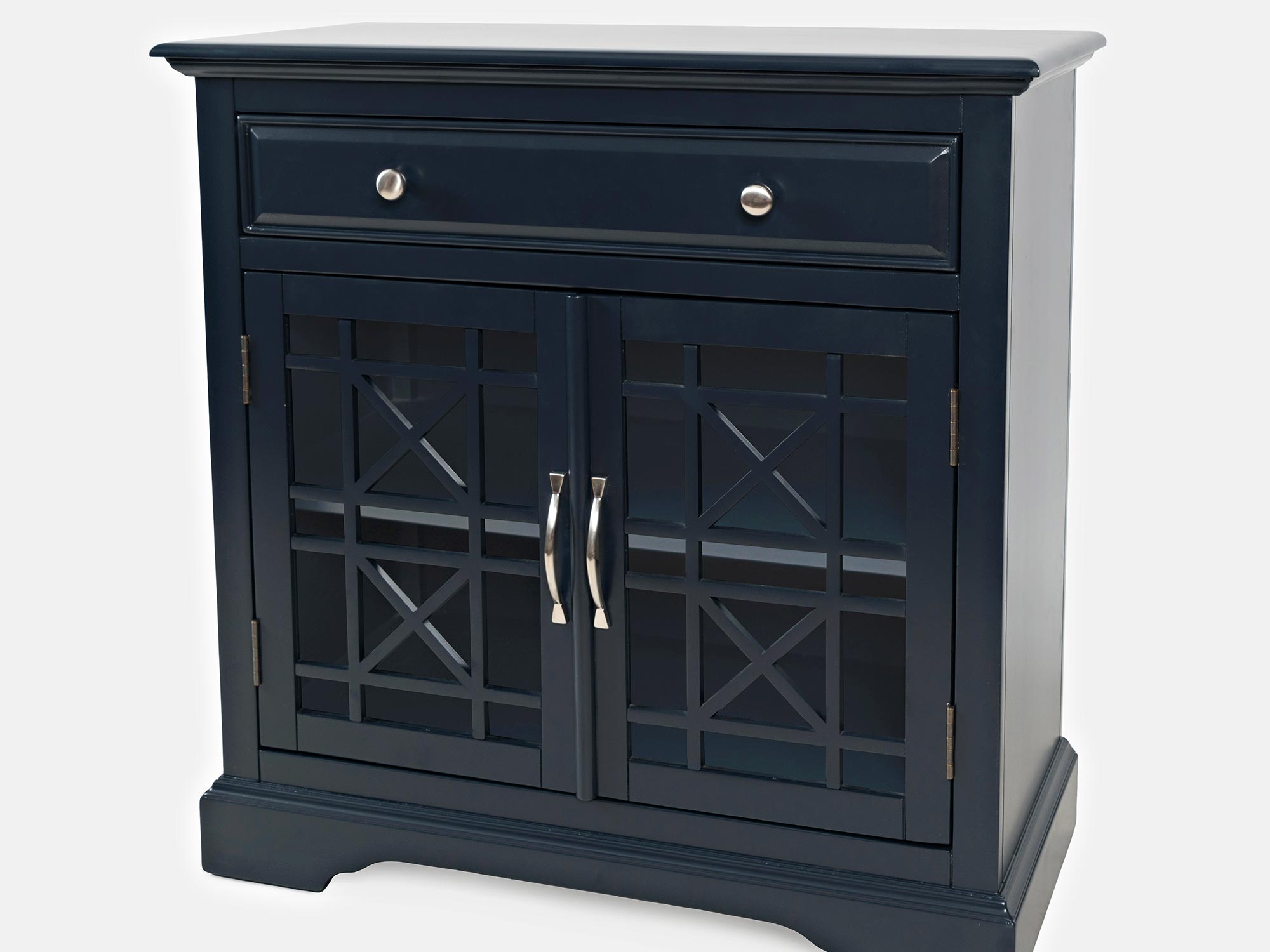 Czarna drewniana komoda z przeszklonymi drzwiami i metalowymi uchwytami w stylu vintage