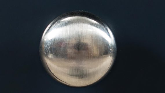 Miniaturka 5 - Detal metalowego uchwytu w stylu retro do komody