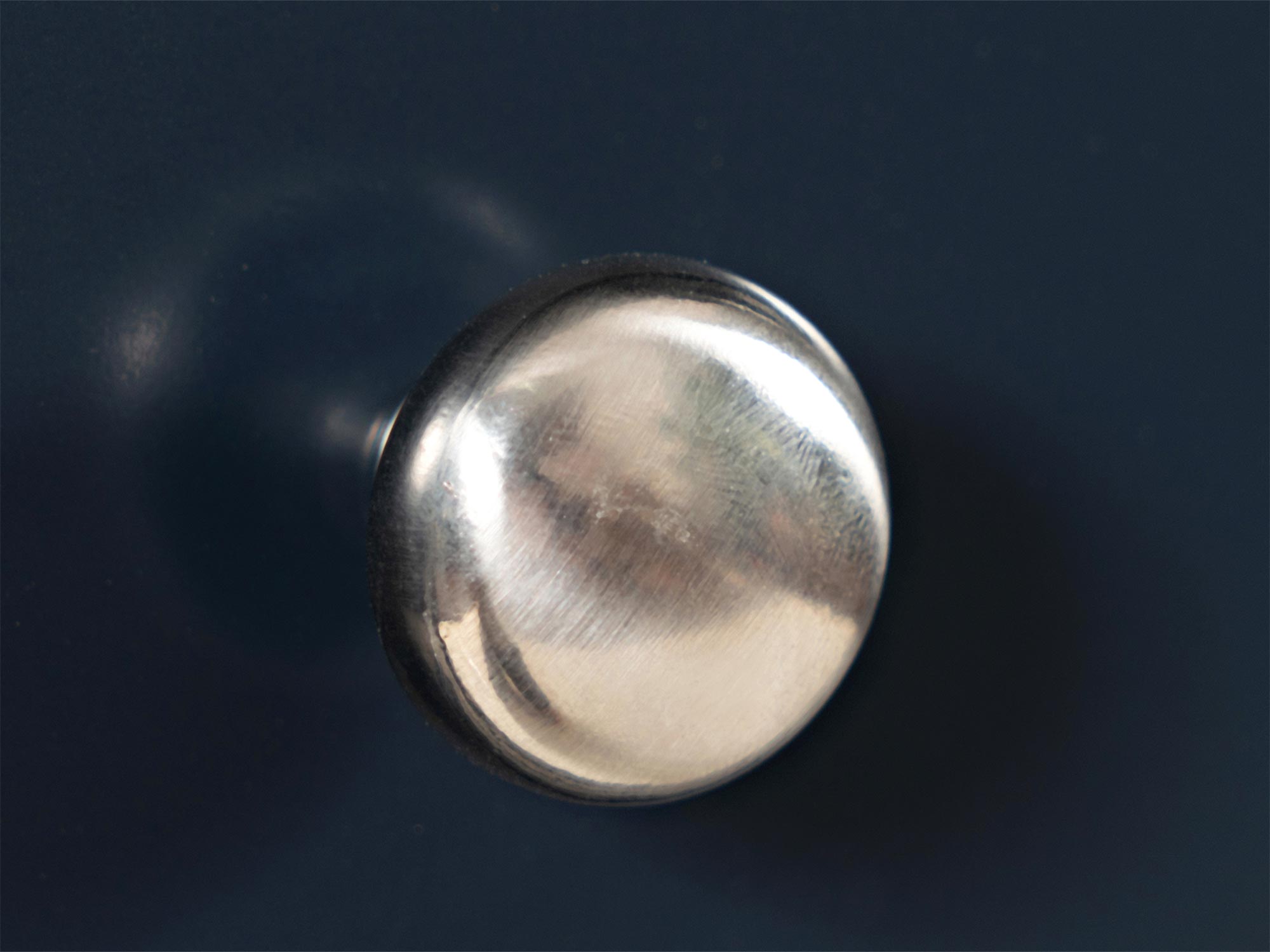 Srebrna gałka do eleganckiej komody