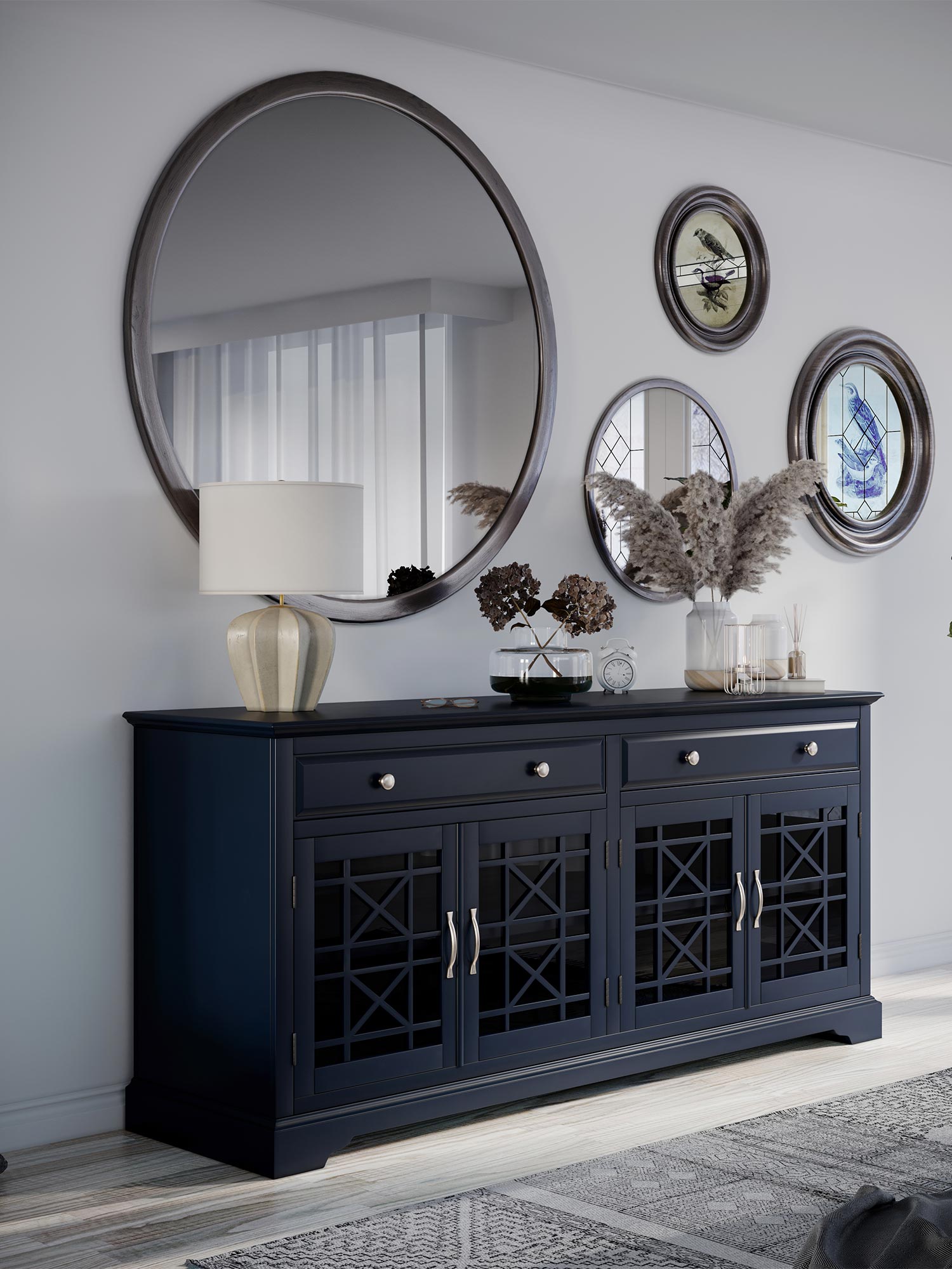 Klasyczna granatowa komoda z przeszklonymi frontami i dekoracyjnymi uchwytami