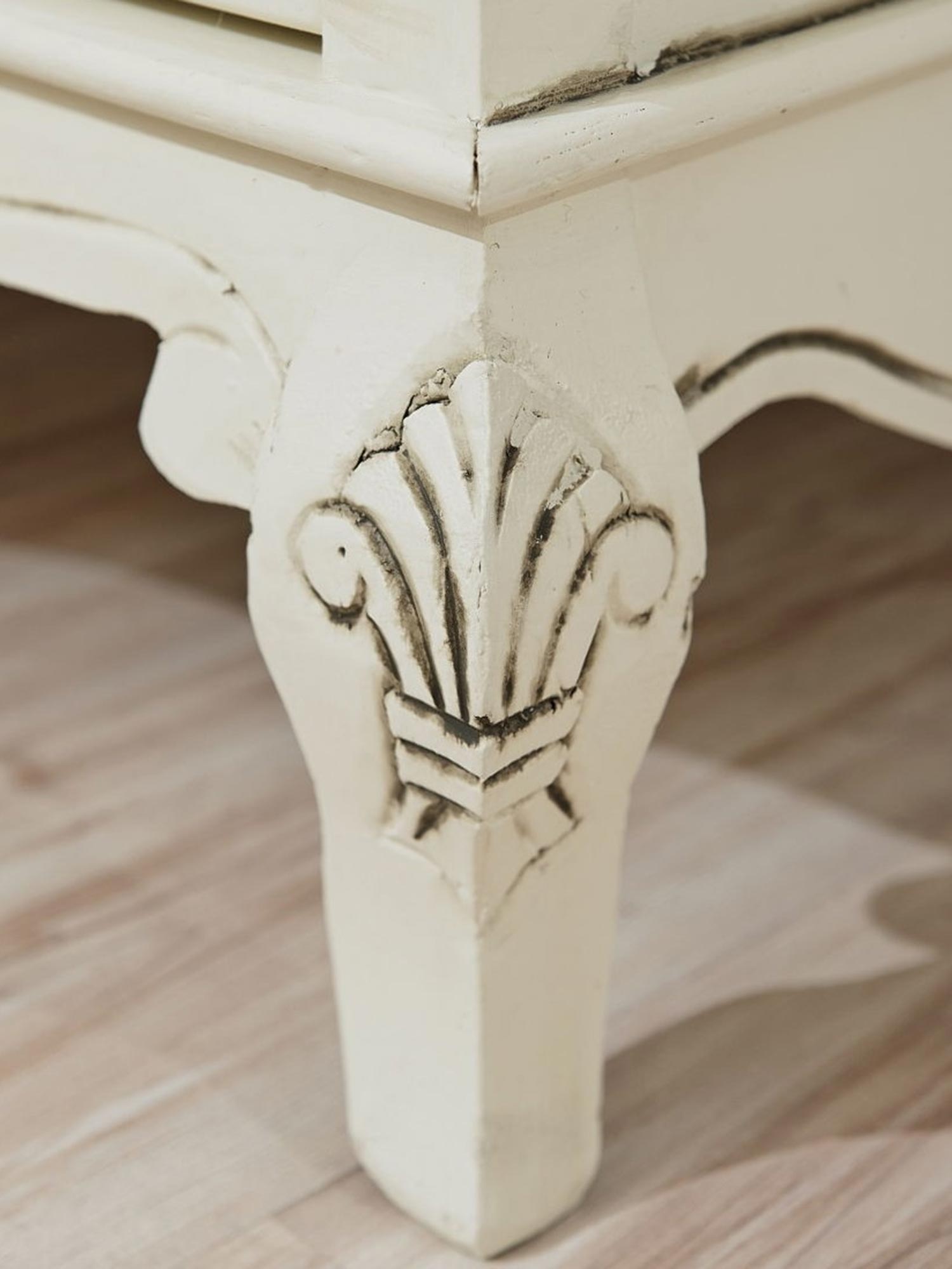 Detal rzeźbienia klasycznej szafki w stylu prowansalskim