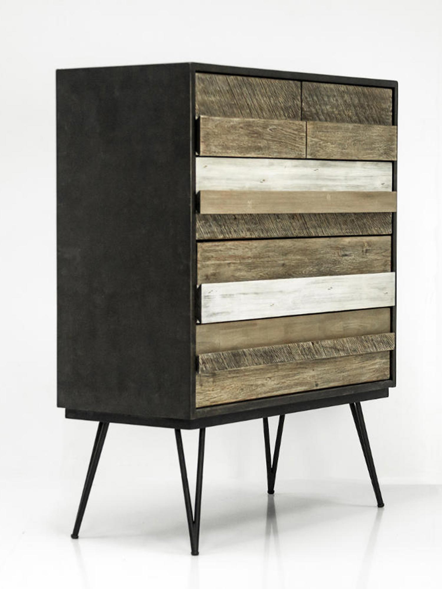 Drewniana komoda z dekoracyjnymi frontami i metalowymi nogami w stylu industrialnym kolor naturalny