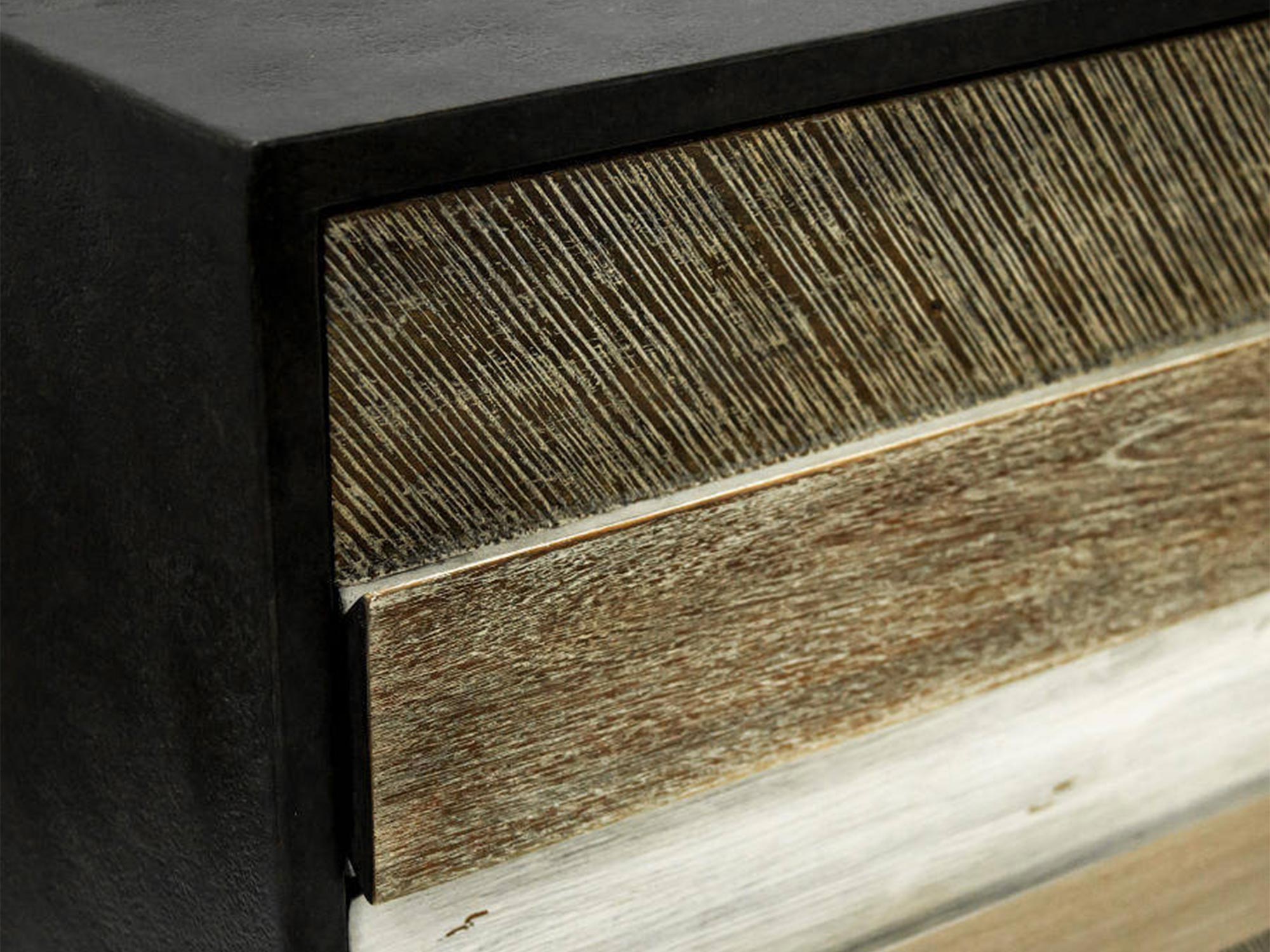 Drewniana komoda z dekoracyjnymi frontami i metalowymi nogami w stylu industrialnym kolor naturalny