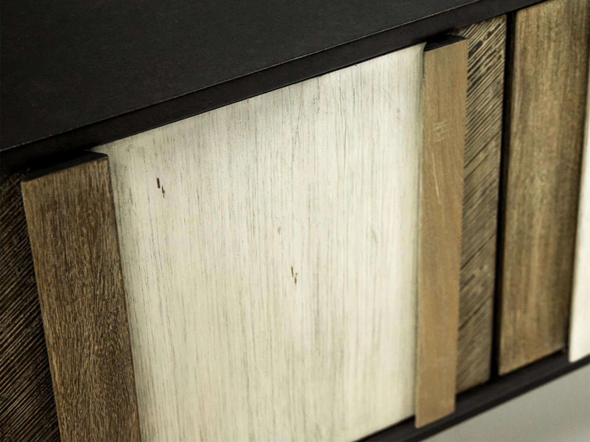 Detal drewnianego frontu komody w stylu industrialnym kolor naturalny