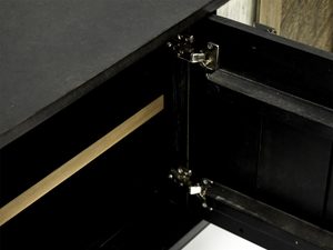 Miniatura 7 - Detail metalowego zawiasu v černé komodzie ve stylu industriálním