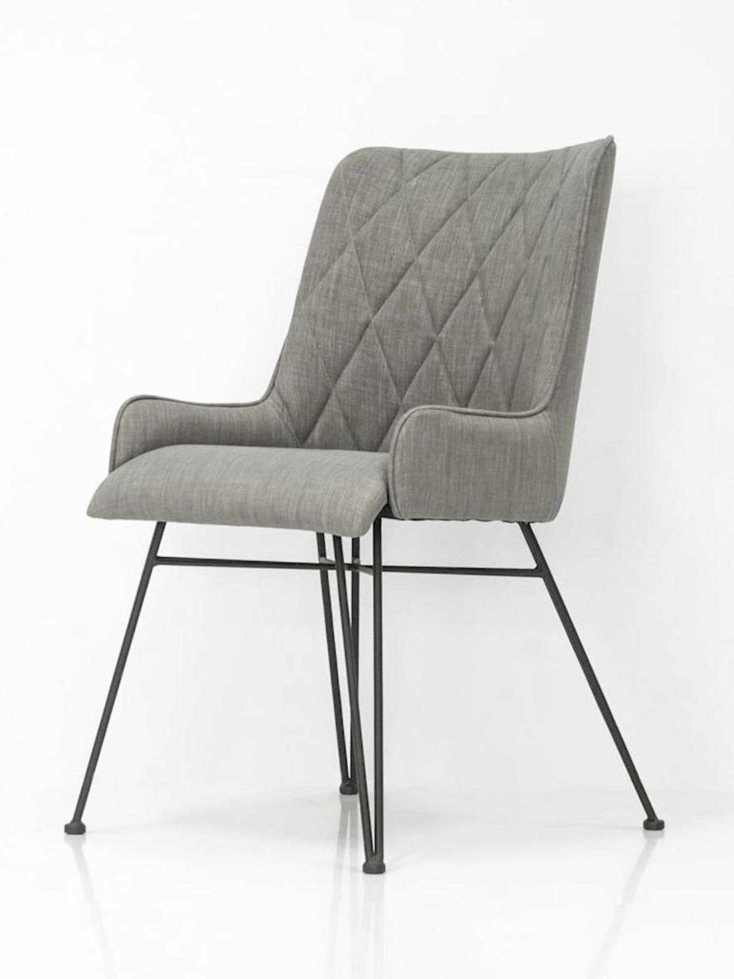 Szare tapicerowane krzesło z metalowymi nogami i pikowanym oparciem w stylu industrialnym