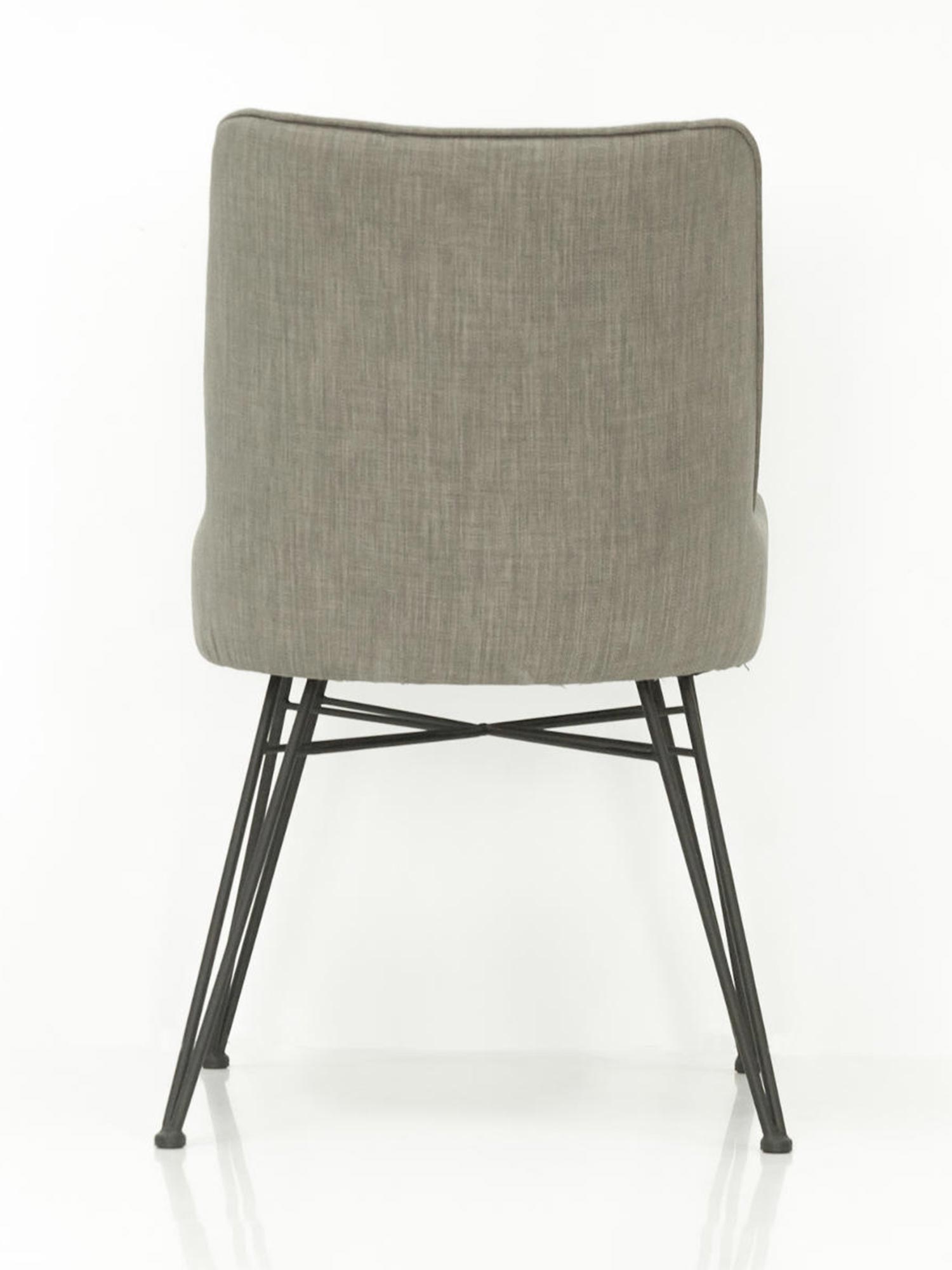 Szare tapicerowane krzesło z metalowymi nogami w stylu industrialnym