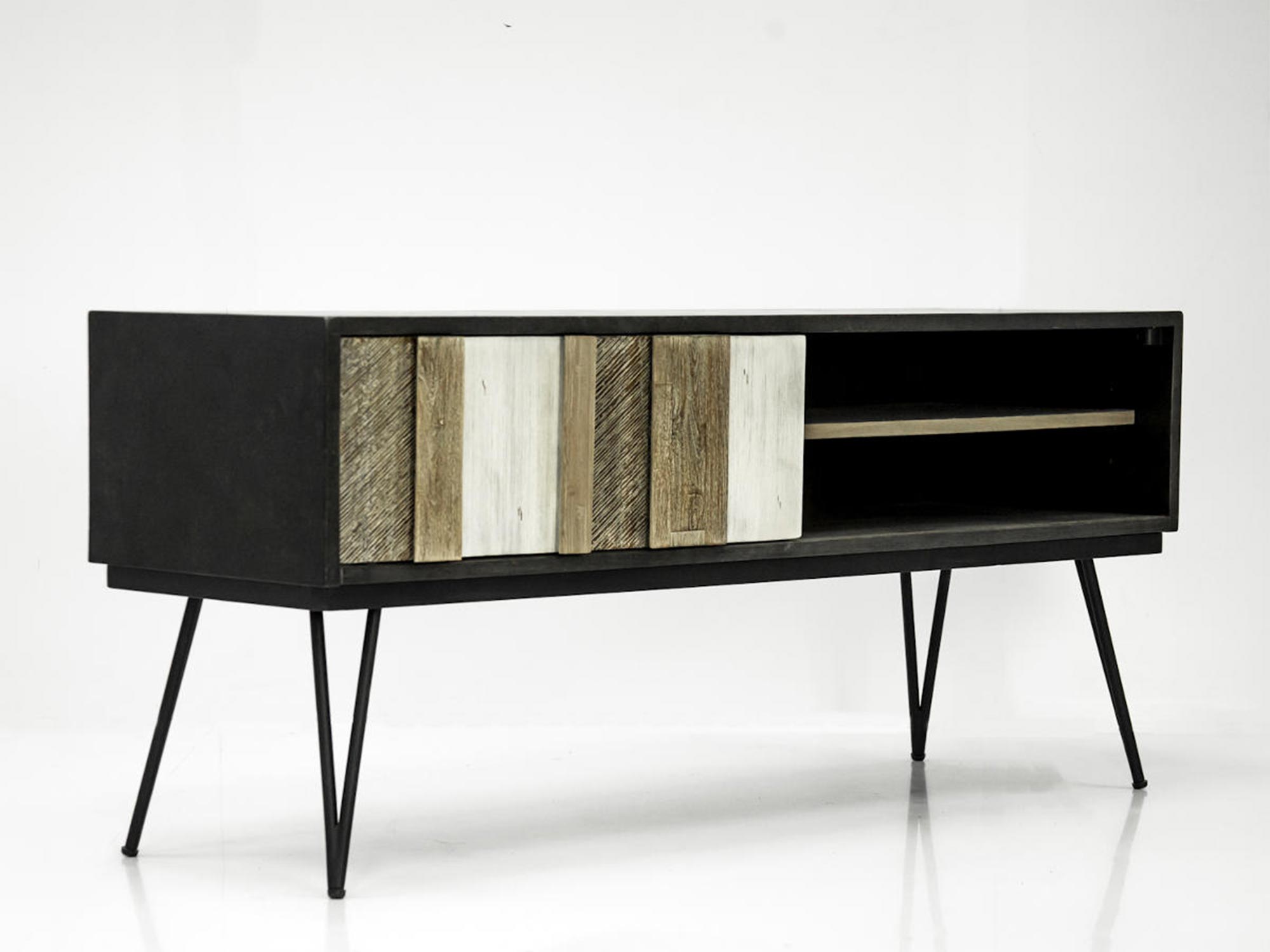 Czarno-brązowa komoda RTV z dekoracyjnymi frontami i metalowymi nogami w stylu industrialnym