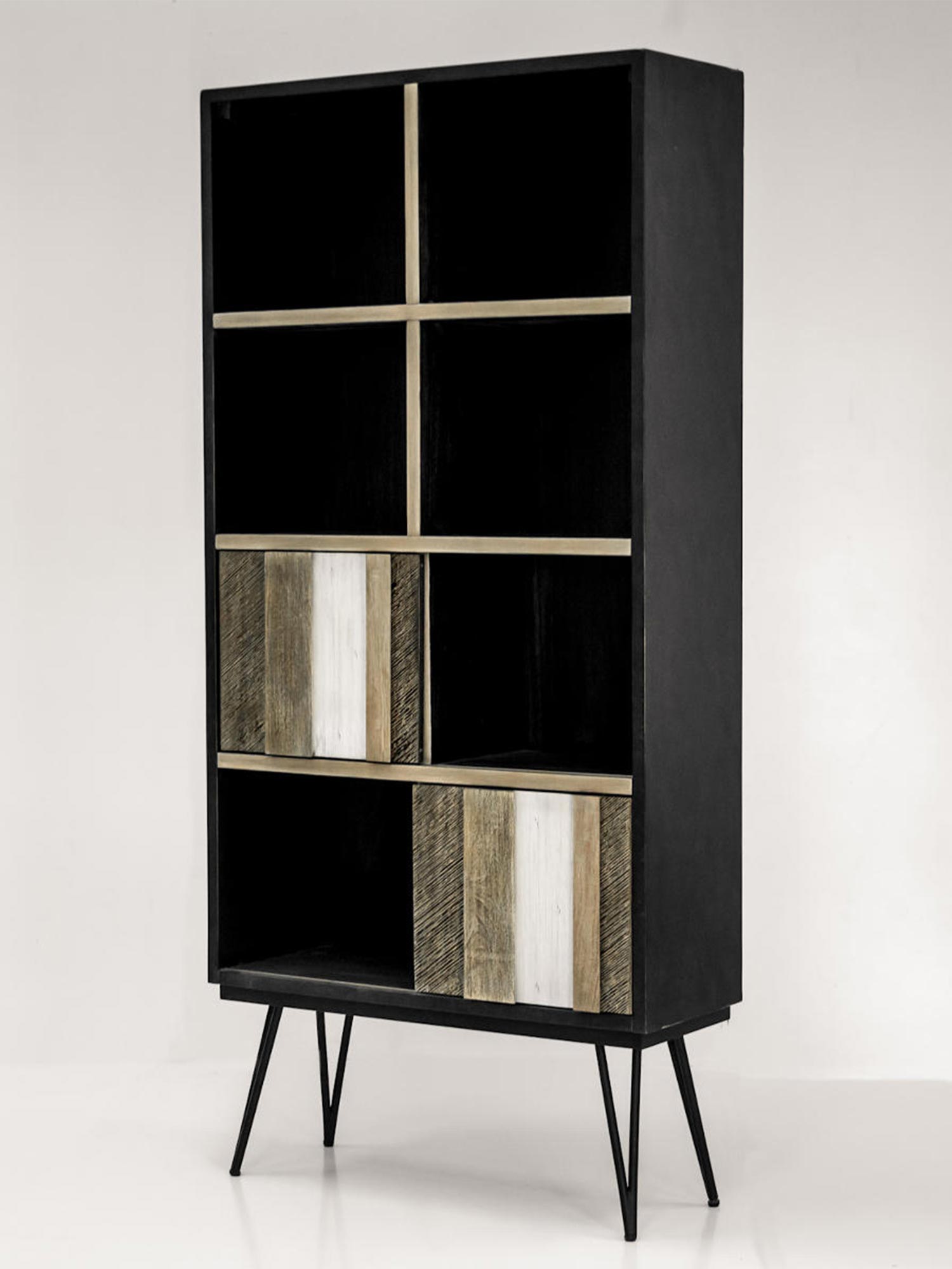 Wysoka czarna witryna z otwartymi półkami i kolorowymi frontami w stylu industrialnym