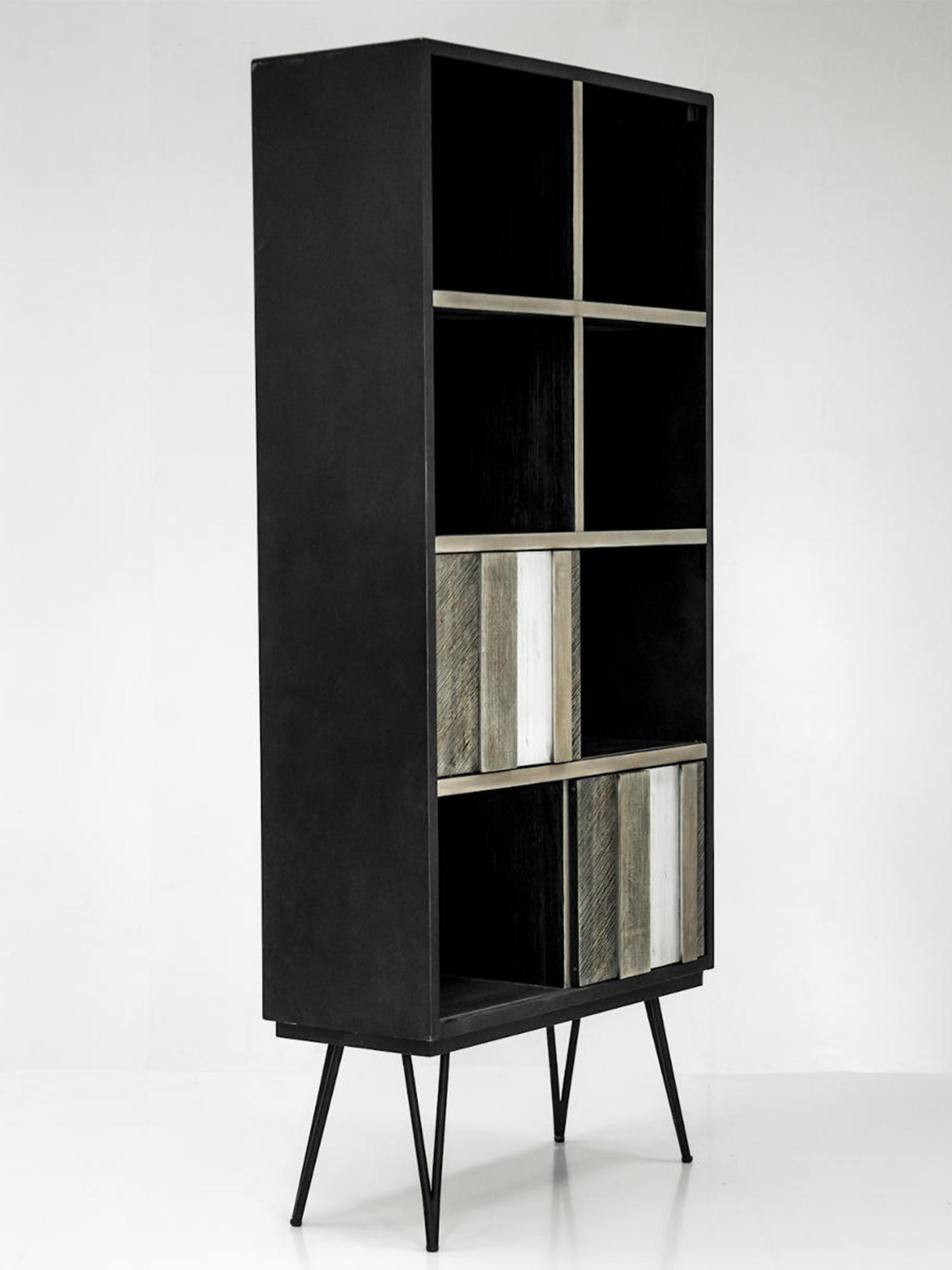 Wysoka czarna witryna z otwartymi półkami i kolorowymi frontami w stylu industrialnym