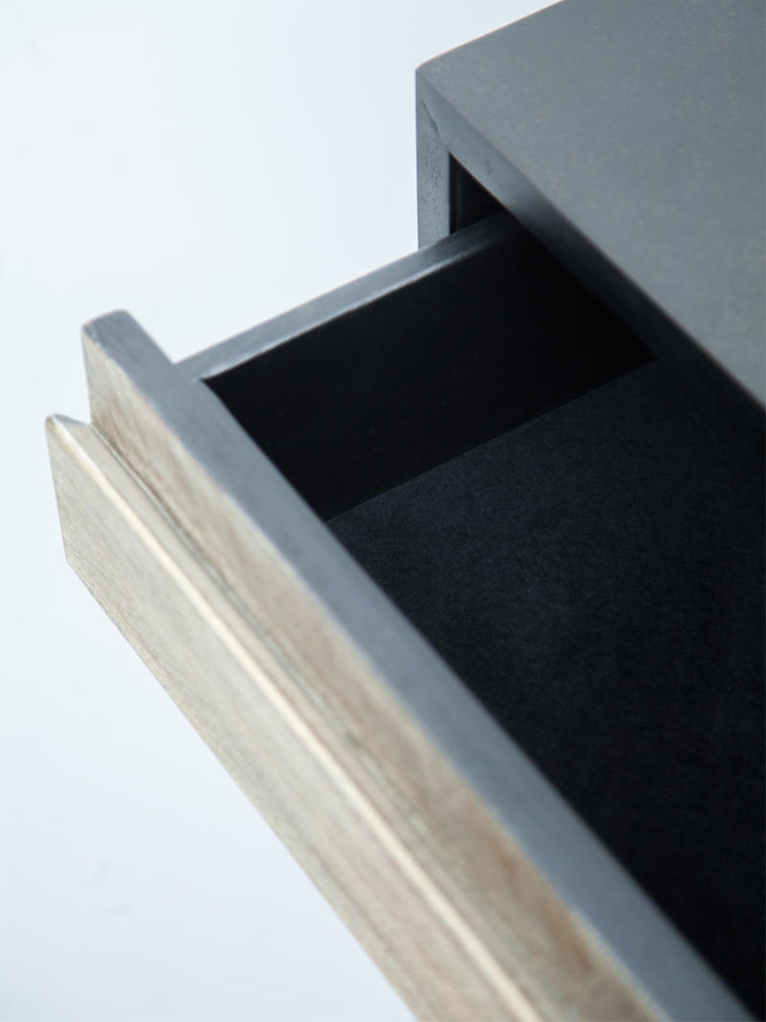 Detal drewnianego blatu w stylu industrialnym kolor ciemny brąz