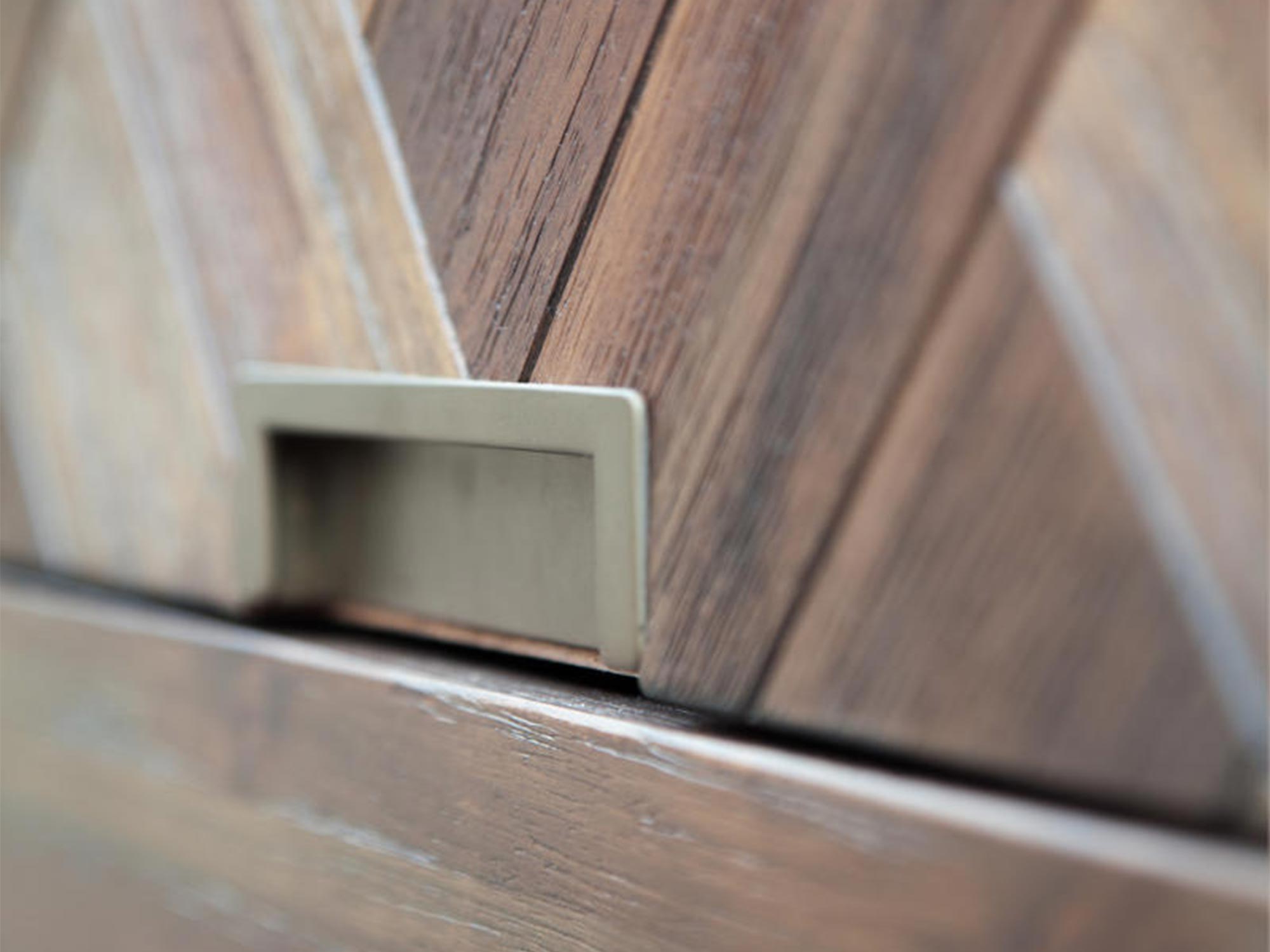 Detal drewnianego frontu szafki w stylu industrialnym kolor ciemny brąz