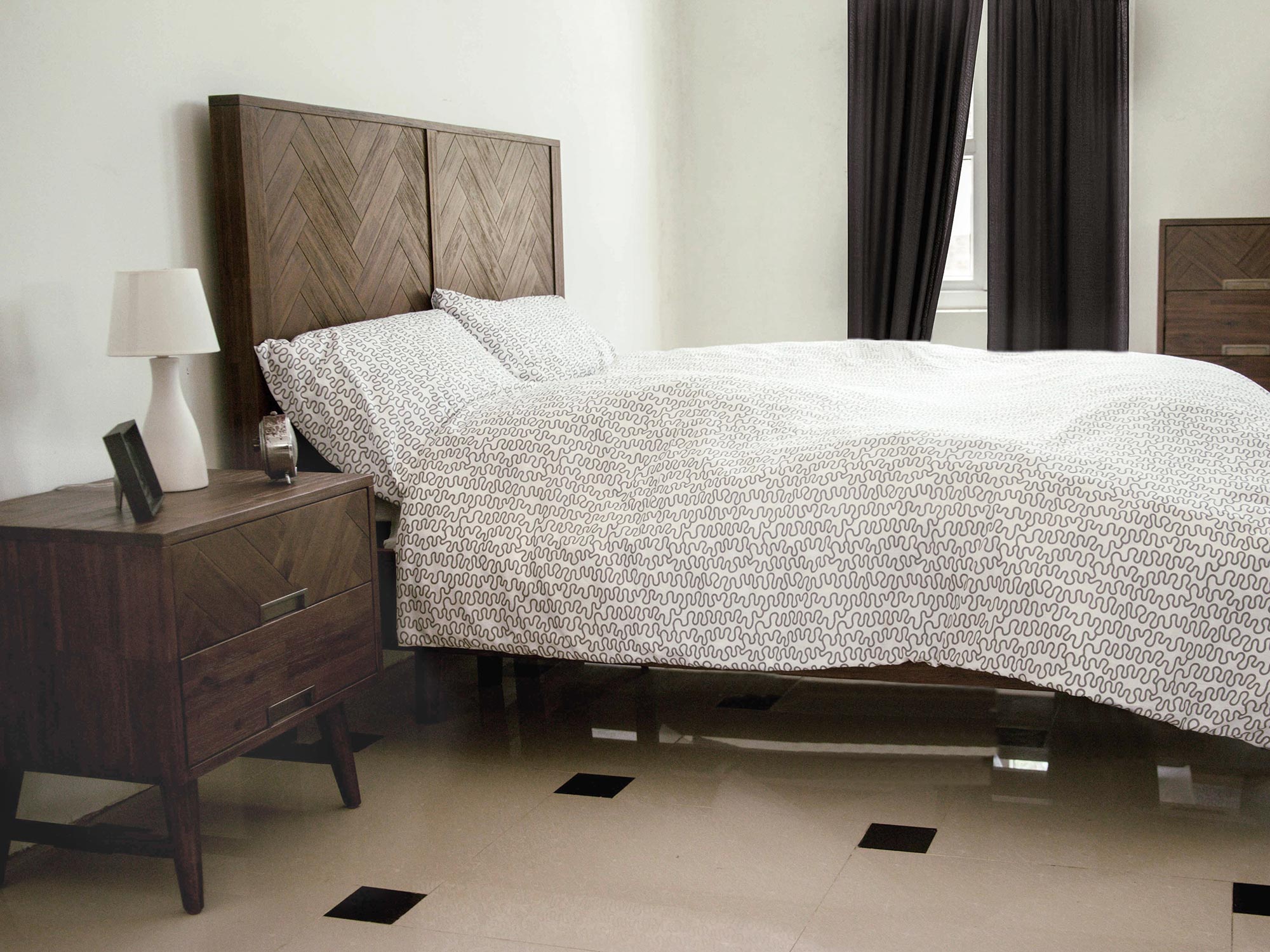 Drewniane łóżko z wysokim wezgłowiem w stylu klasycznym Drewniane łóżko z wysokim wezgłowiem w stylu klasycznym