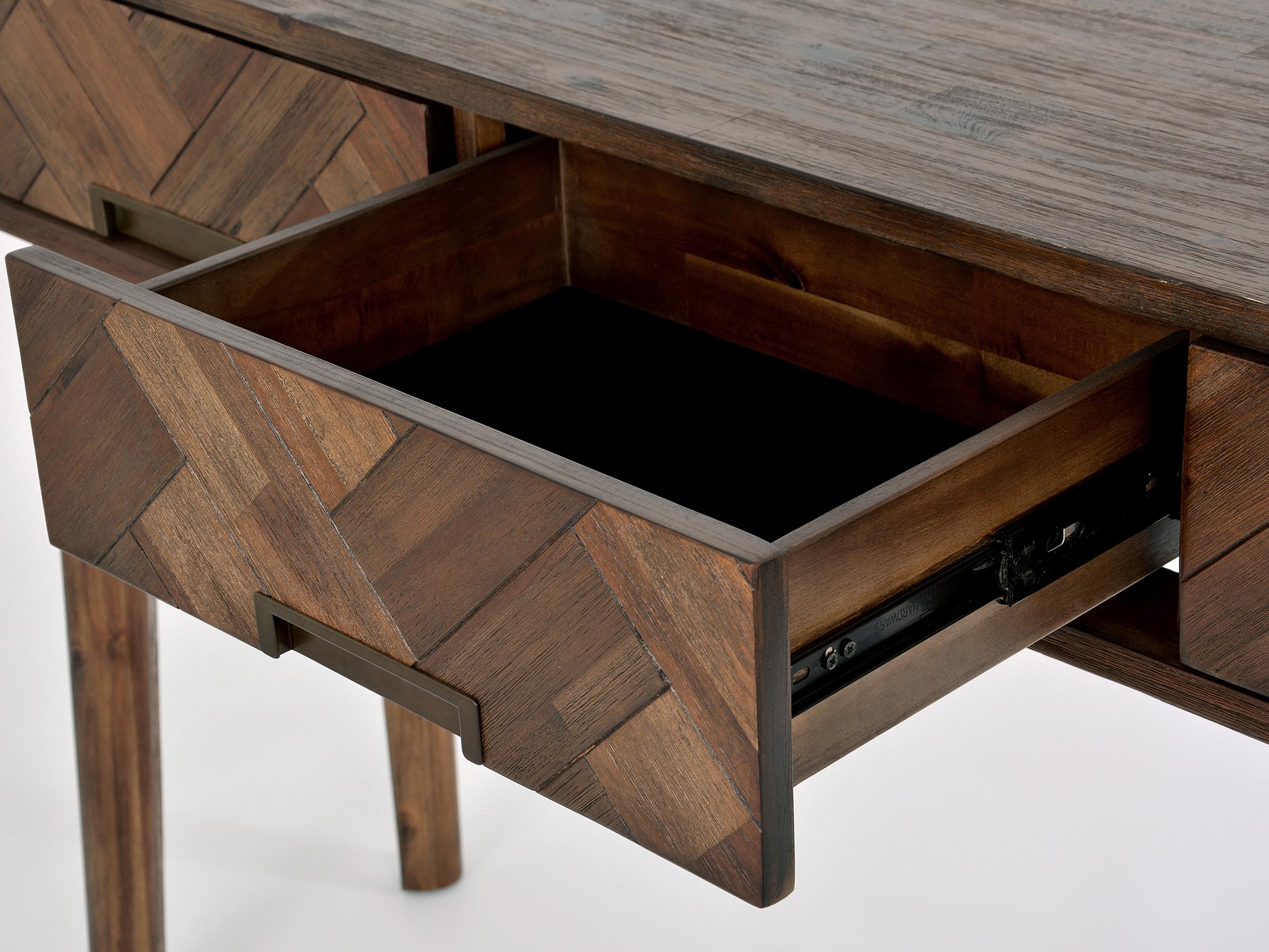 Detal szuflady w stylu rustykalnym do drewnianego biurka