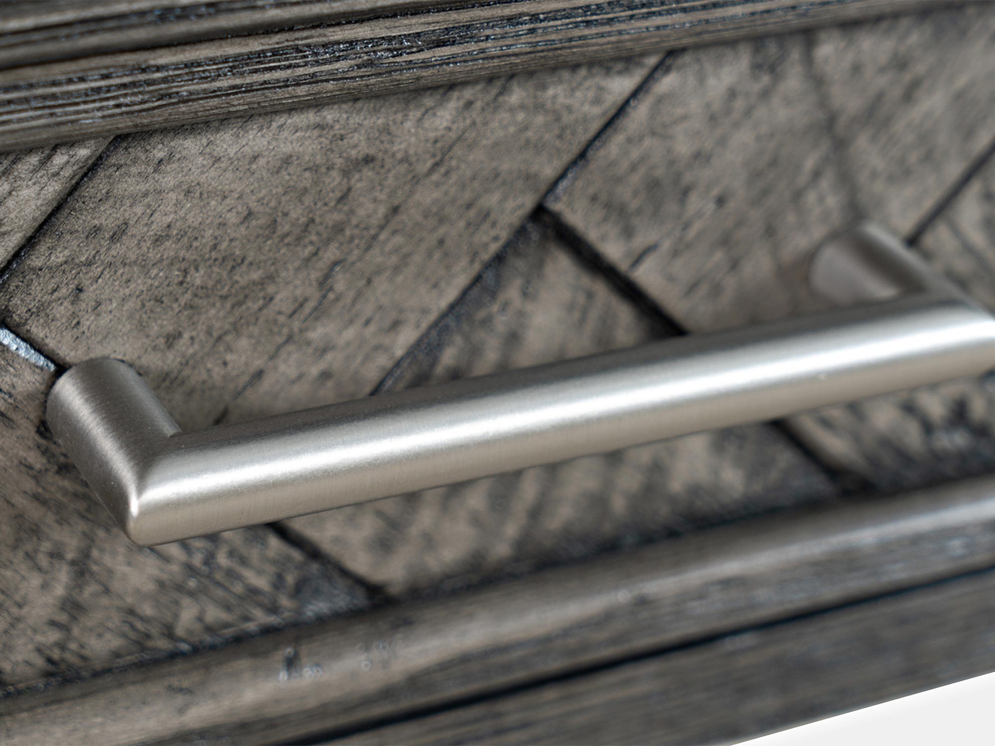 Ciemnoszary drewniany panel boczny z metalową rączką w stylu industrialnym