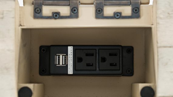 Miniaturka 4 - Gniazdo elektryczne i port USB w drewnianym biurku w stylu klasycznym