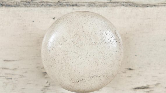 Miniaturka 3 - Okrągła drewniana gałka w kolorze kremowym w stylu vintage