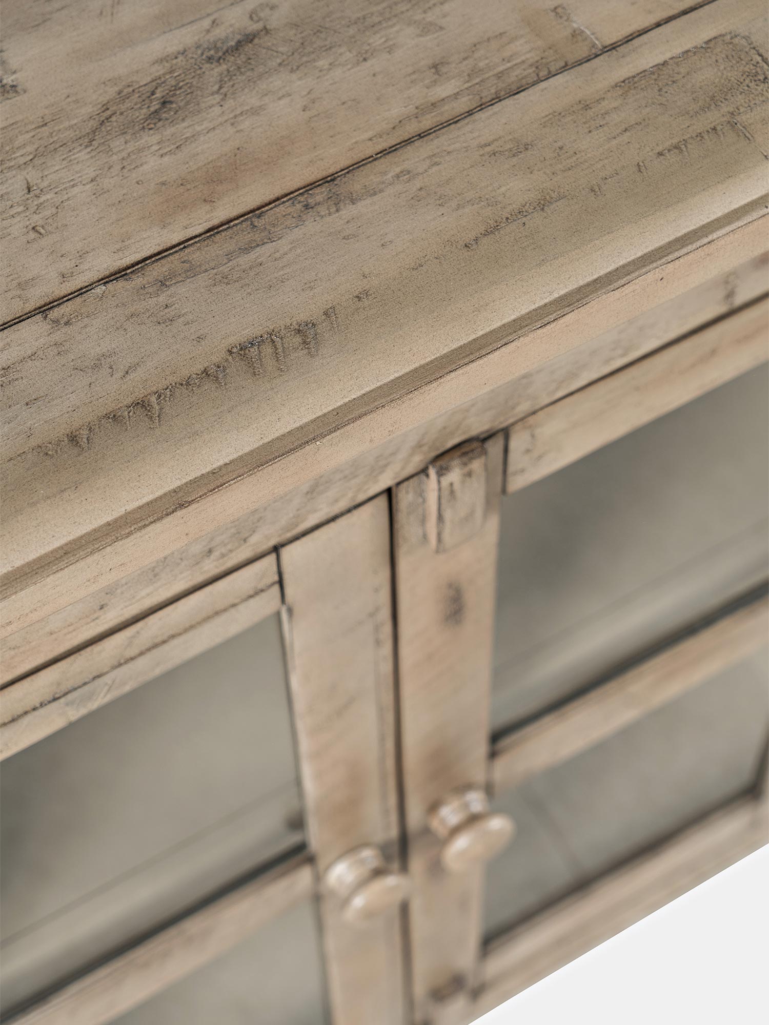 Detale rustykalnej komody z przetarciami