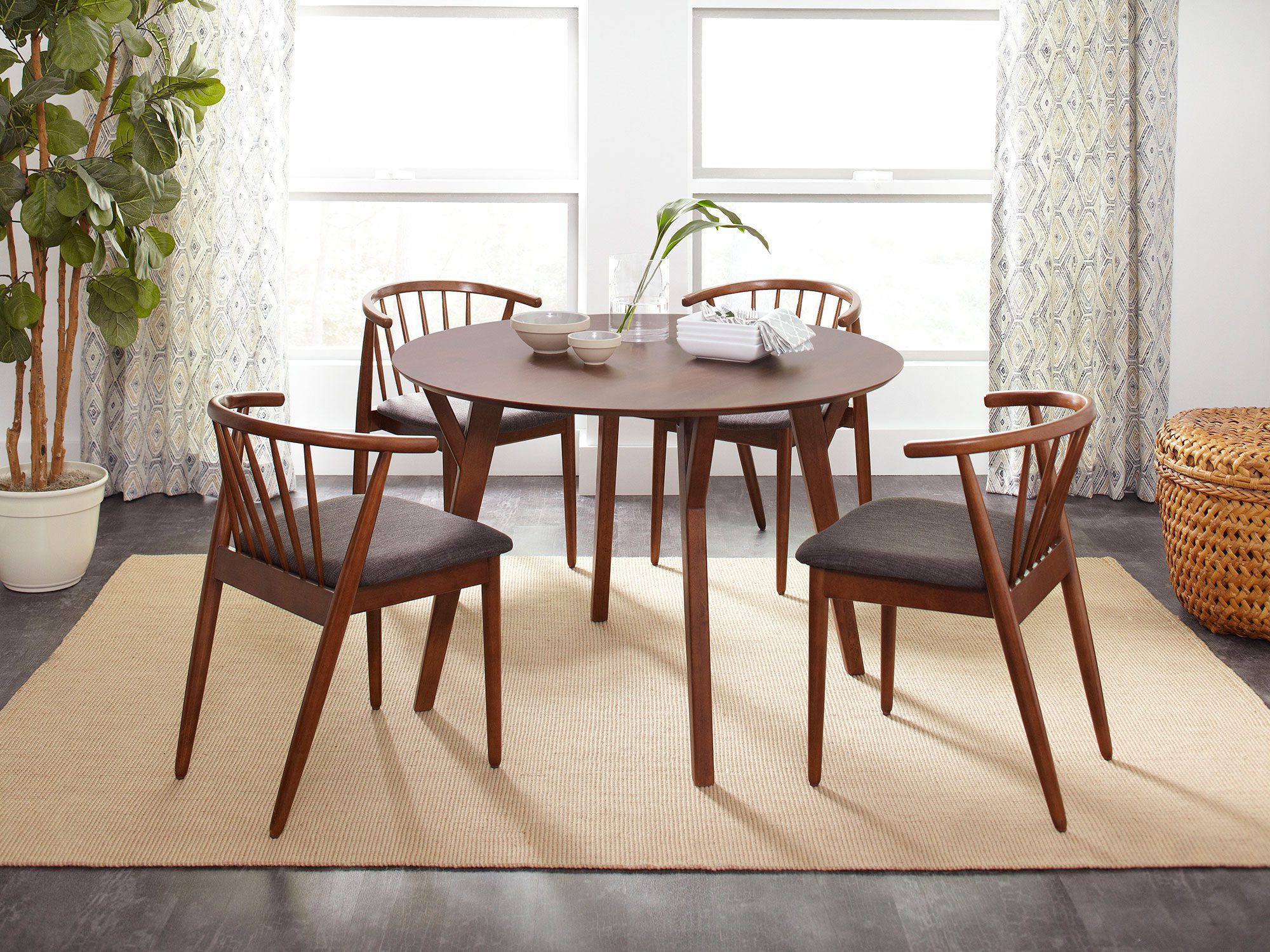 Krzesło z drewnianą ramą i miękkim siedziskiem w stylu retro