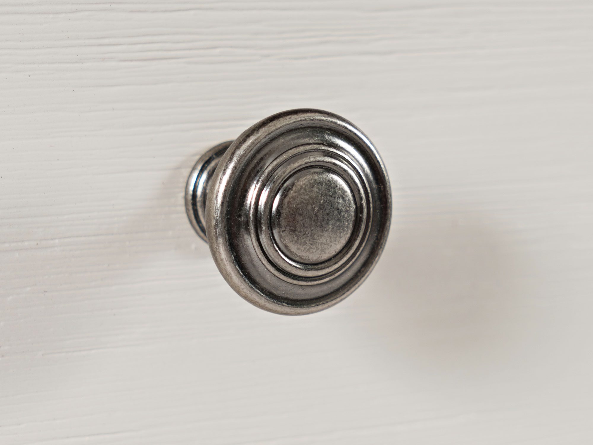 Detal drewnianego blatu z naturalnym wykończeniem do stylowych mebli