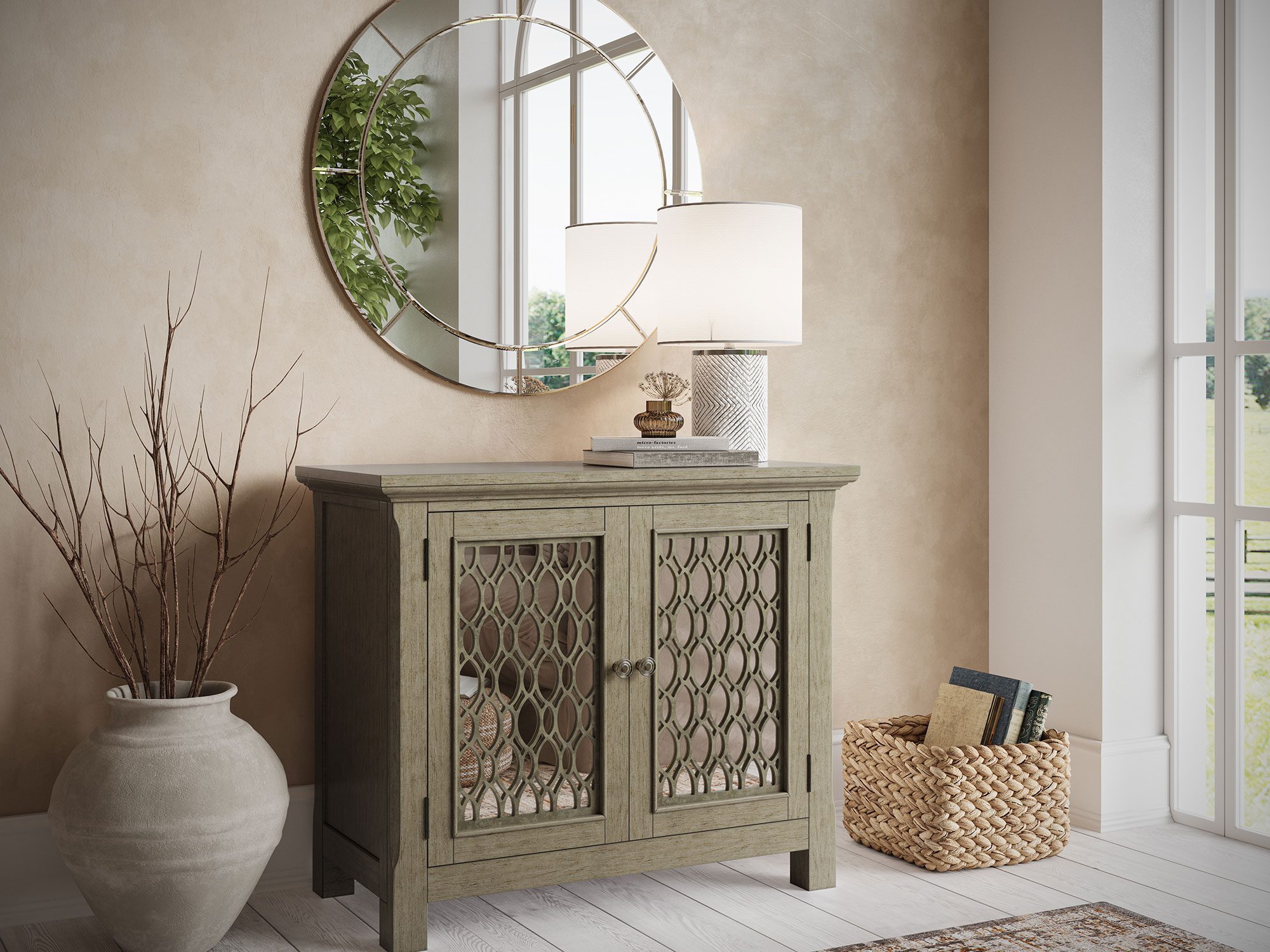 Klasyczna komoda z ażurowymi panelami do salonu