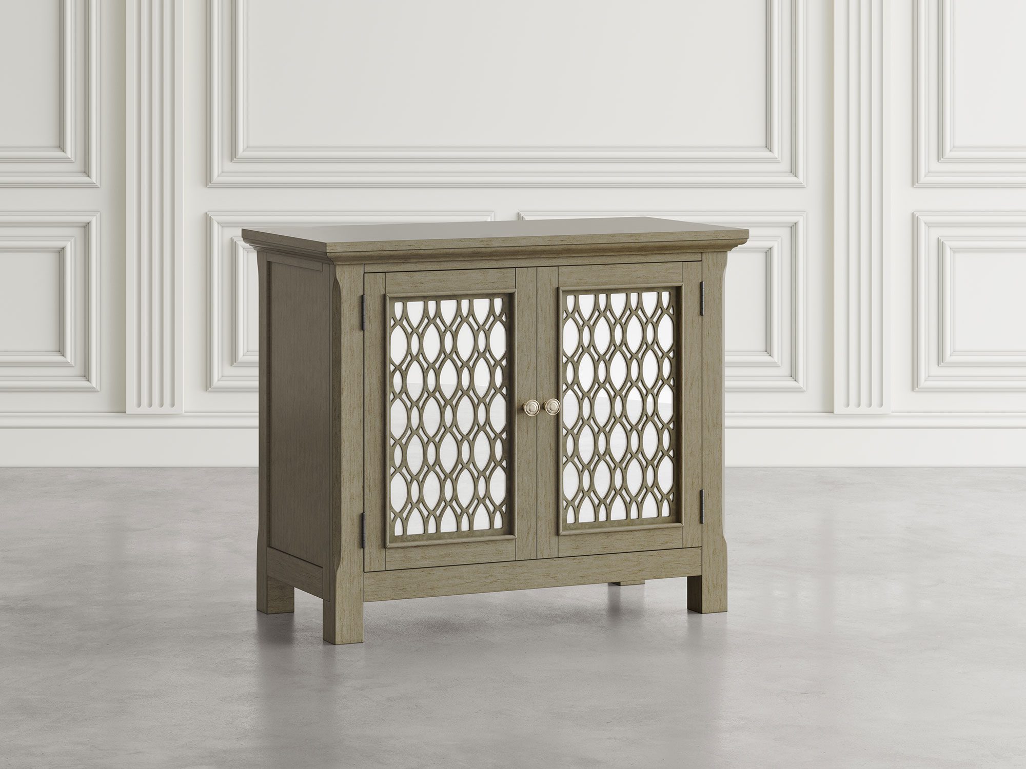 Beżowa komoda z ozdobnymi drzwiami w stylu vintage