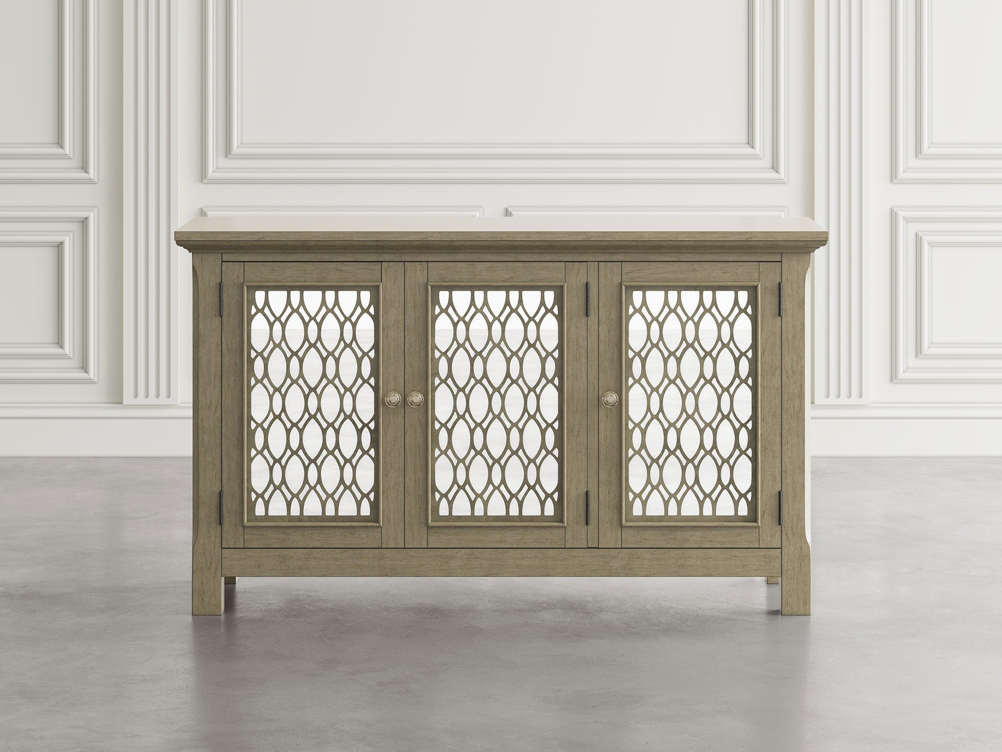 Detal drewnianej komody z ażurowymi drzwiami