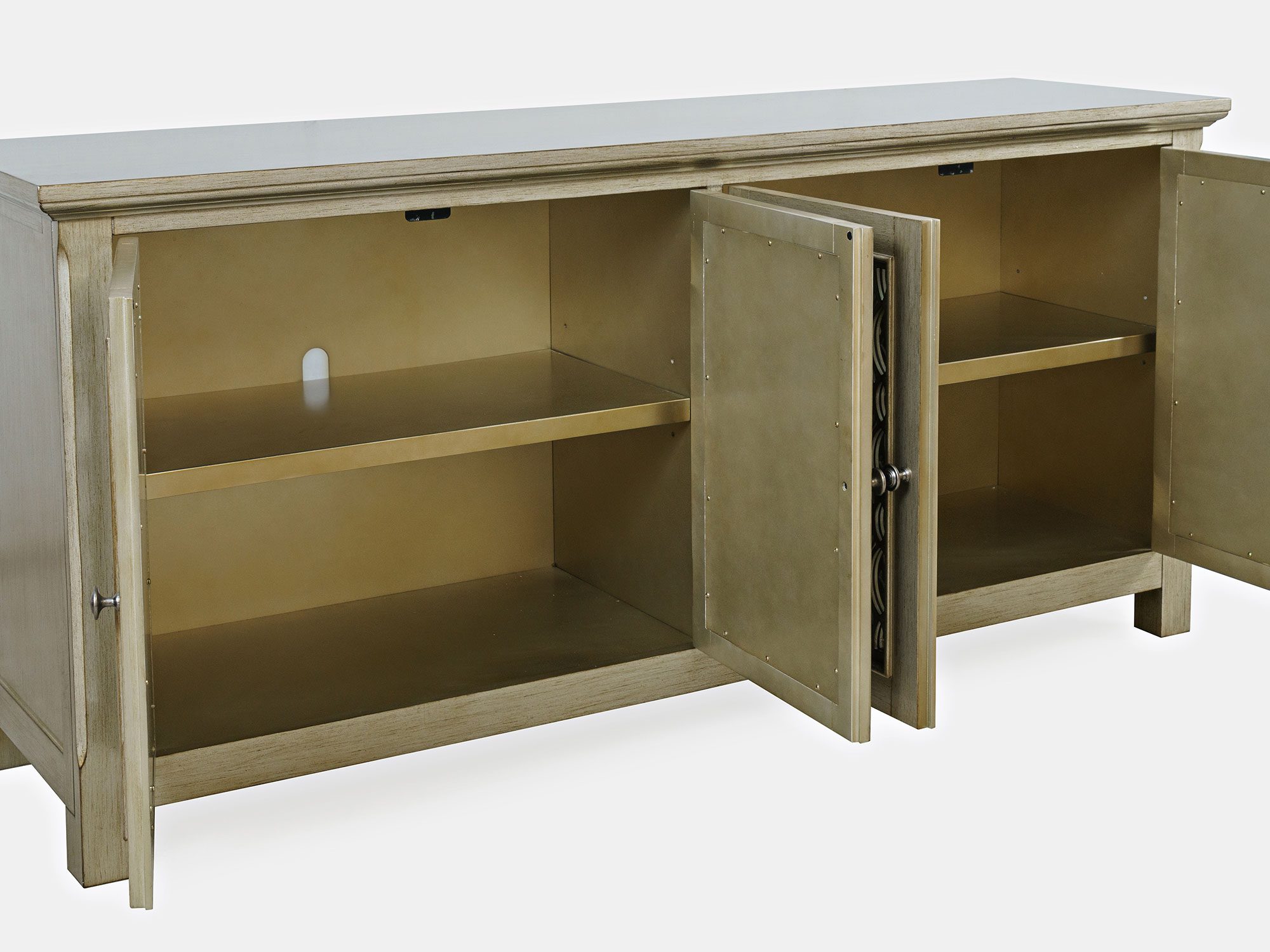 Klasyczna komoda z rzeźbionymi frontami i delikatnym wykończeniem