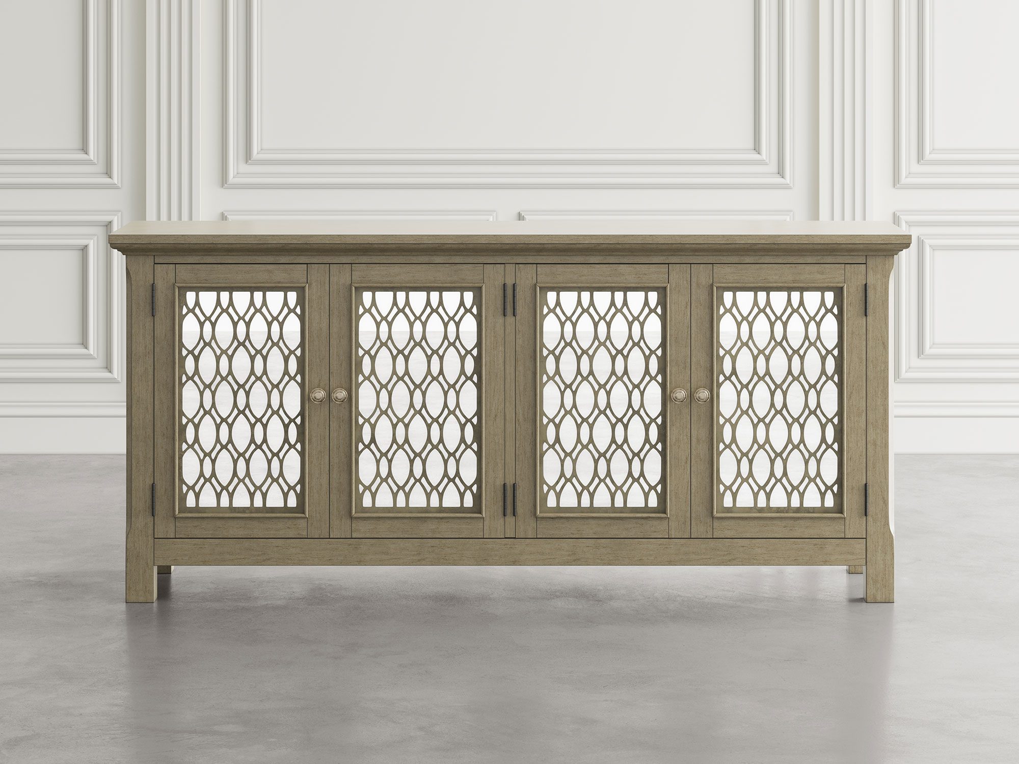 Drewniana komoda z rzeźbionymi frontami i klasycznym designem