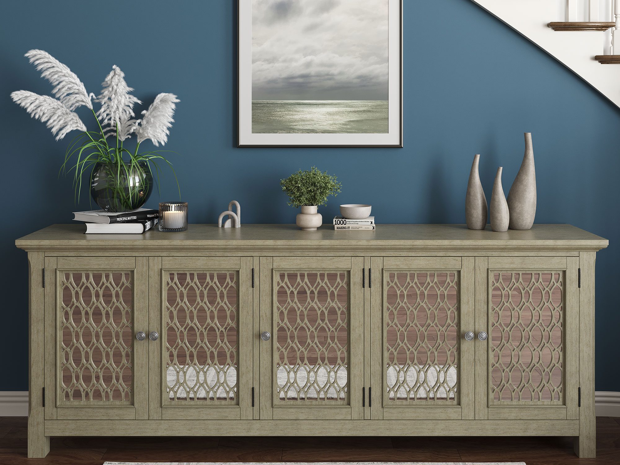 Beżowa komoda z ażurowymi frontami w stylu vintage