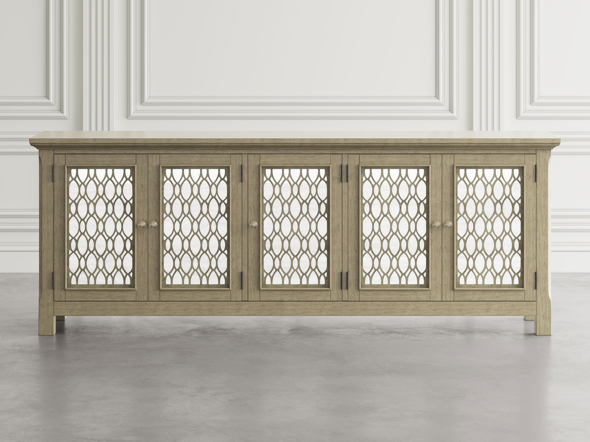 Stylowa komoda z drewnianymi frontami i ozdobnymi panelami