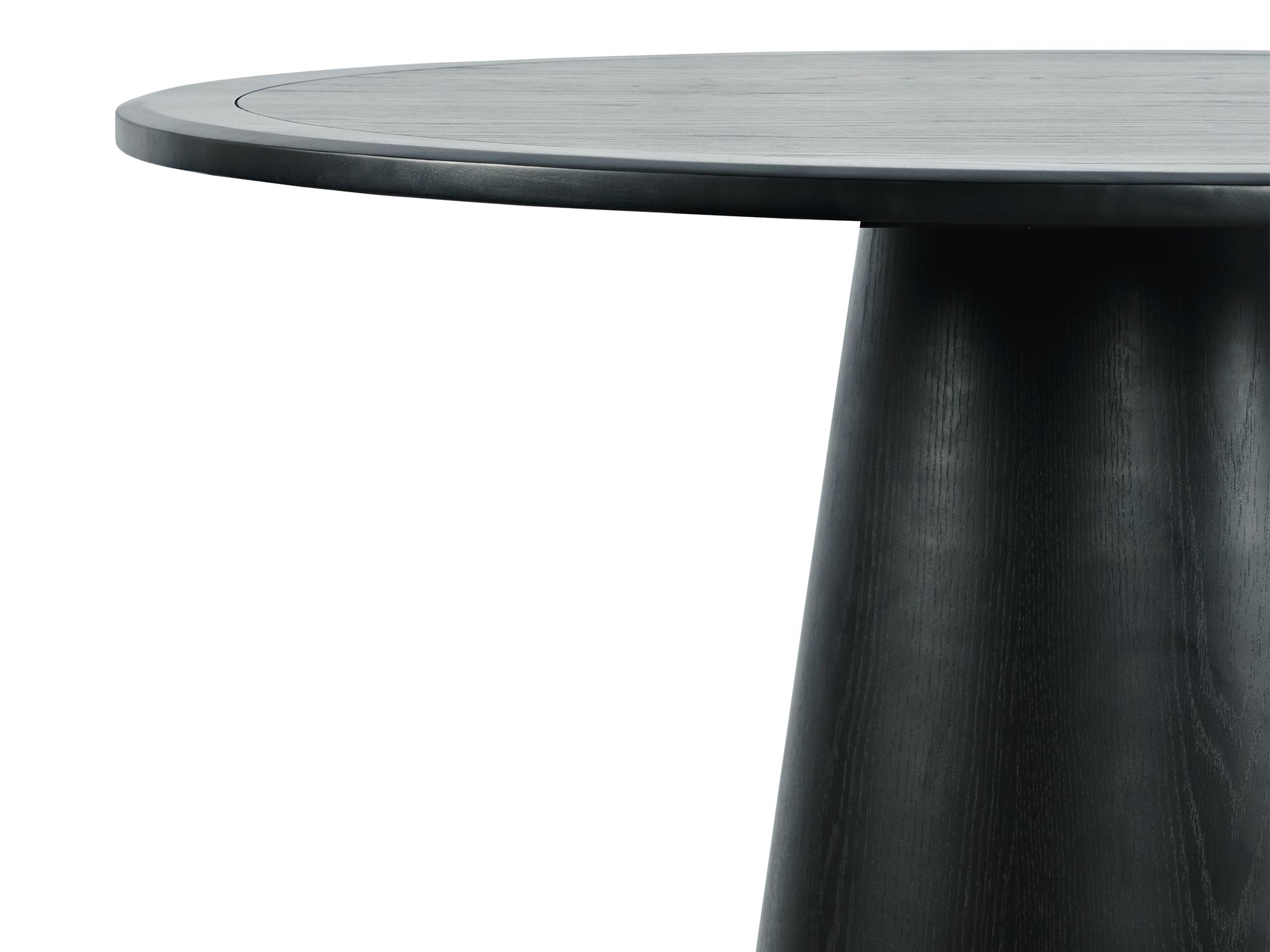 Detal drewnianego stołu z okrągłym blatem i naturalnym wykończeniem