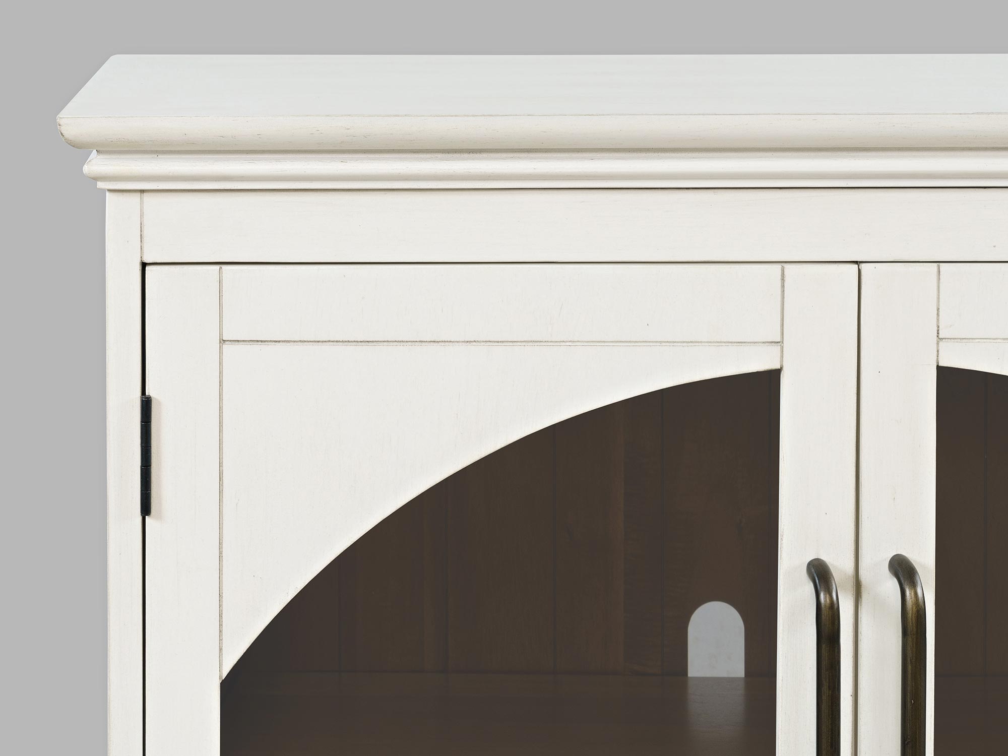 Zbliżenie na fronty eleganckiej komody ecru