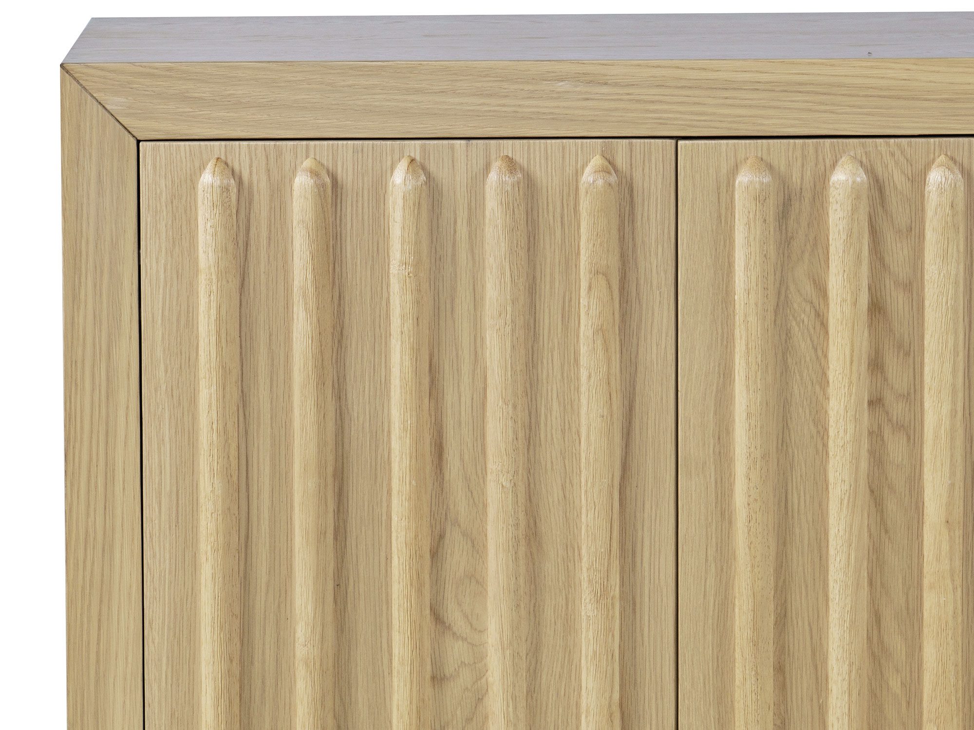 Komoda z pionowymi frezami w naturalnym dębie
