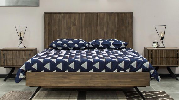 Miniaturka 6 - Łóżko z drewna akacjowego z granatową pościelą w sypialni