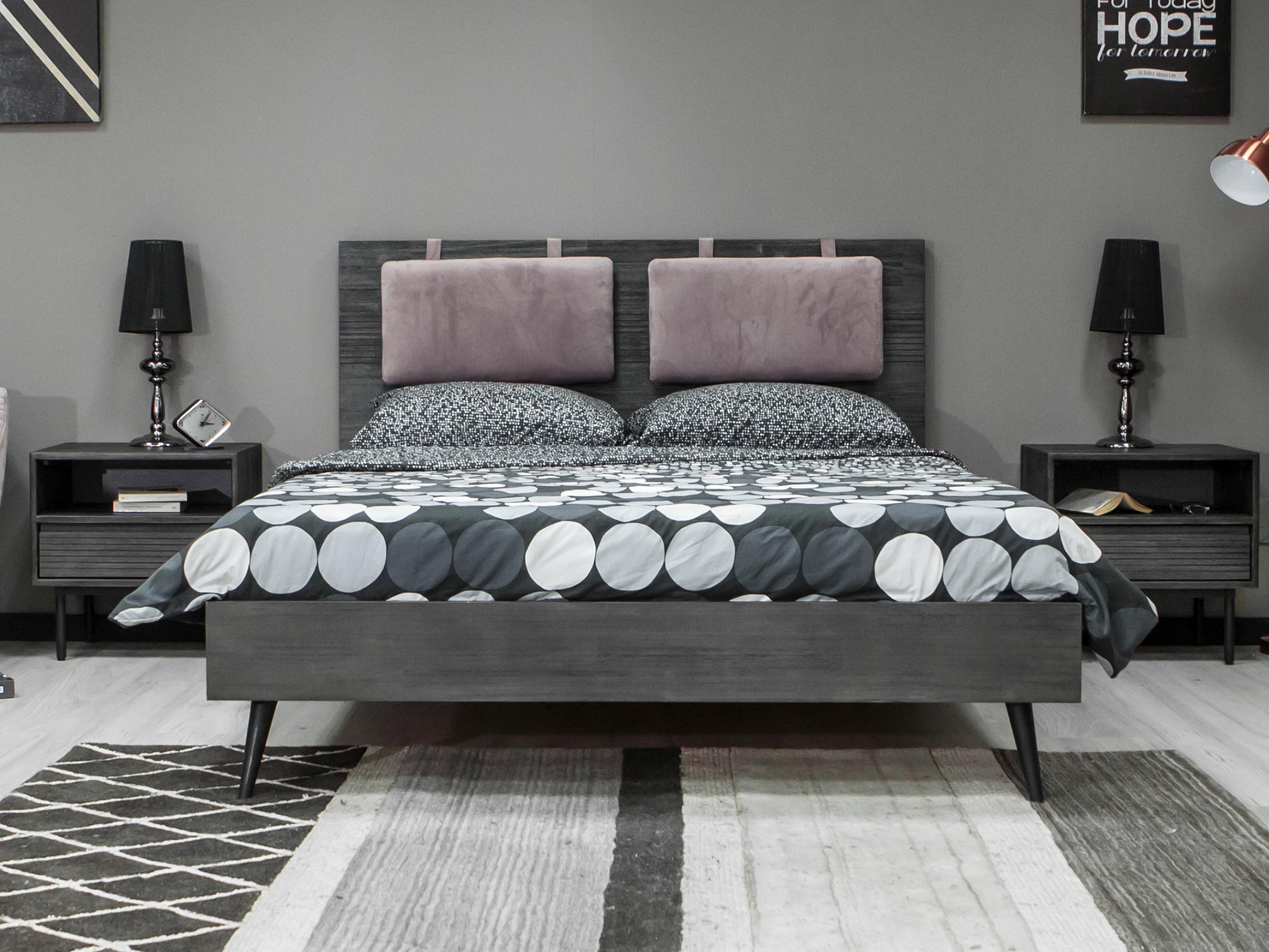 Stylowe łóżko w ciemnych odcieniu w industrialnym wnętrzu Stylowe łóżko w ciemnych odcieniu w industrialnym wnętrzu