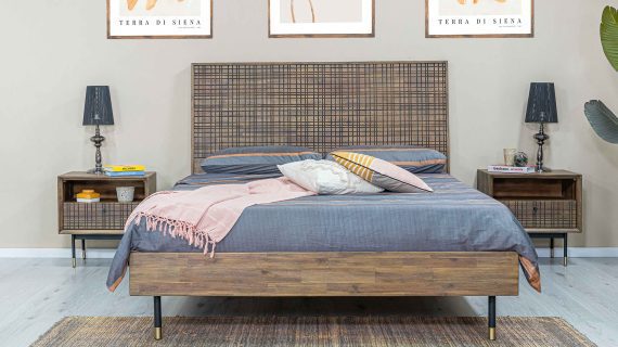 Miniaturka 5 - Aranżacja sypialni z łóżkiem i szafkami nocnymi z drewna akacjowego