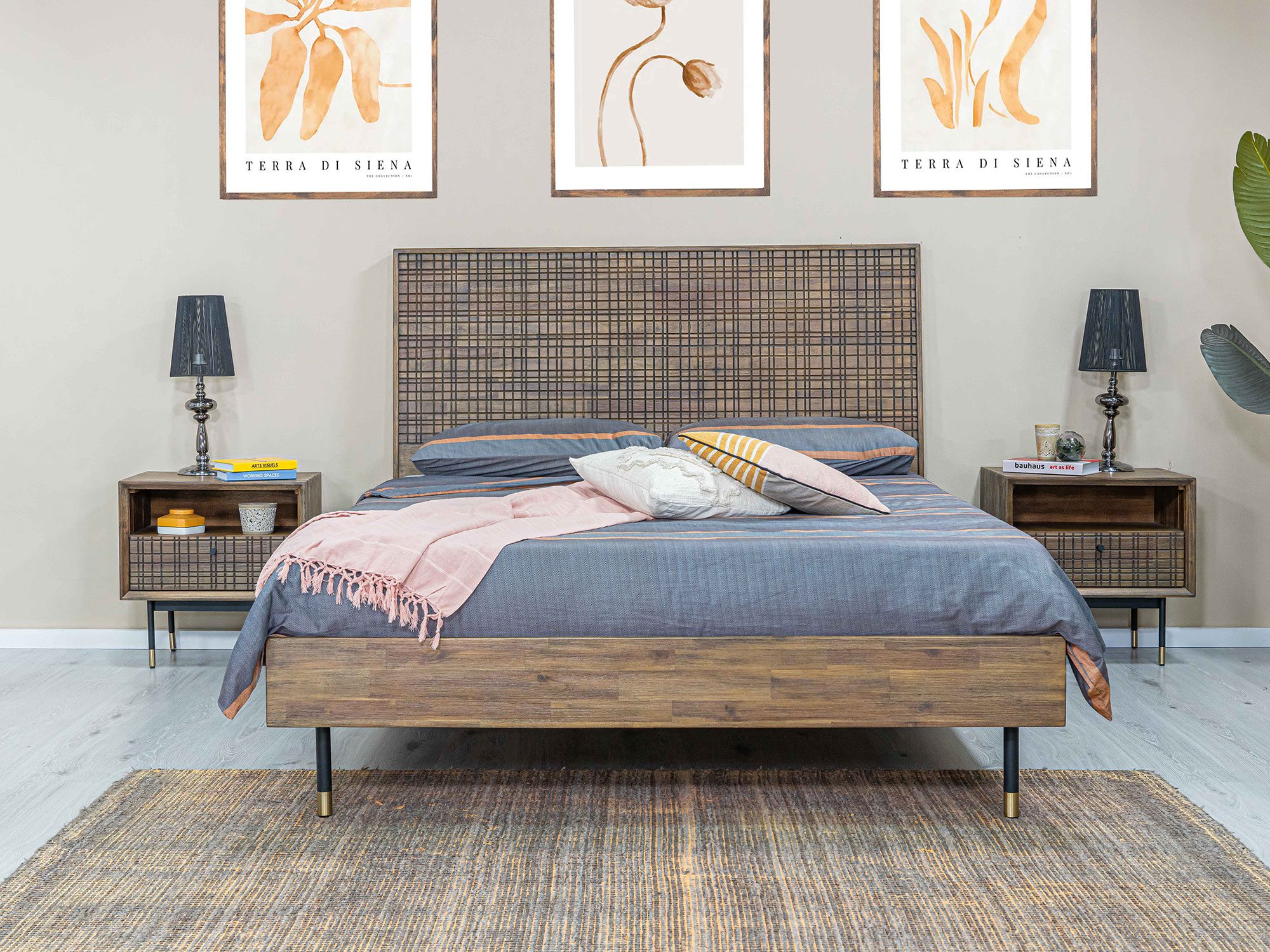 Aranżacja sypialni z łóżkiem i szafkami nocnymi z drewna akacjowego Aranżacja sypialni z łóżkiem i szafkami nocnymi z drewna akacjowego