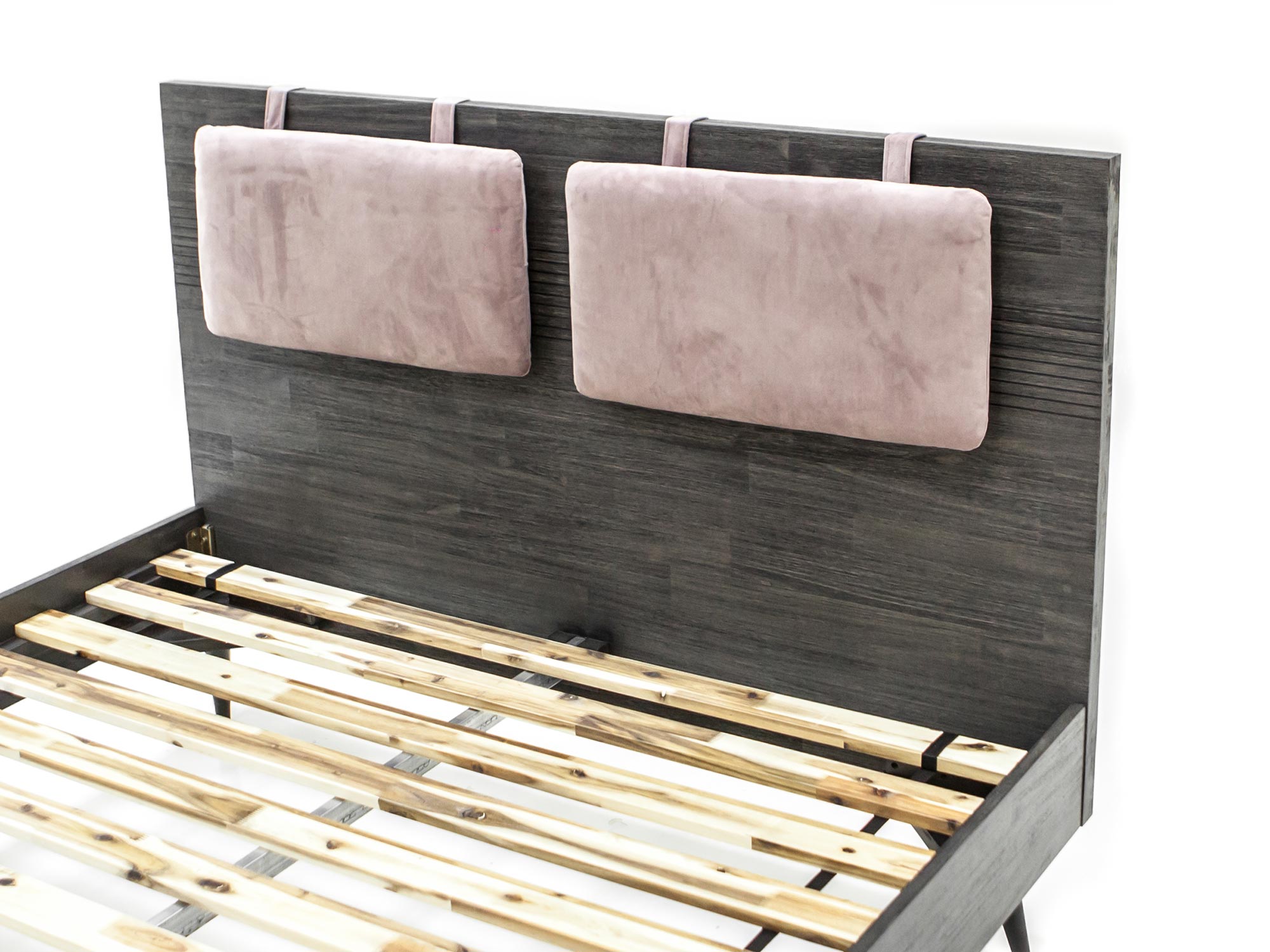 Eleganckie łóżko z różowym zagłówkiem i czarną ramą Eleganckie łóżko z różowym zagłówkiem i czarną ramą