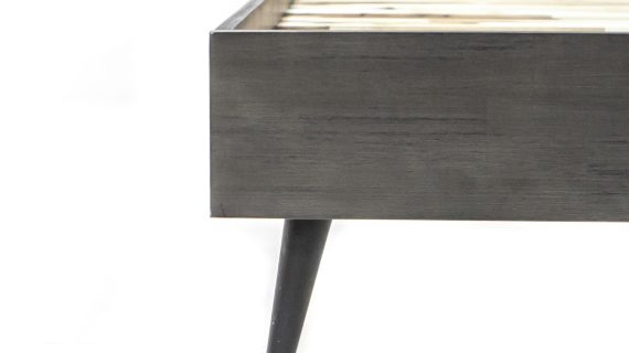 Miniaturka 2 - Detal drewnianego łóżka z różowym zagłówkiem w stylu glamour