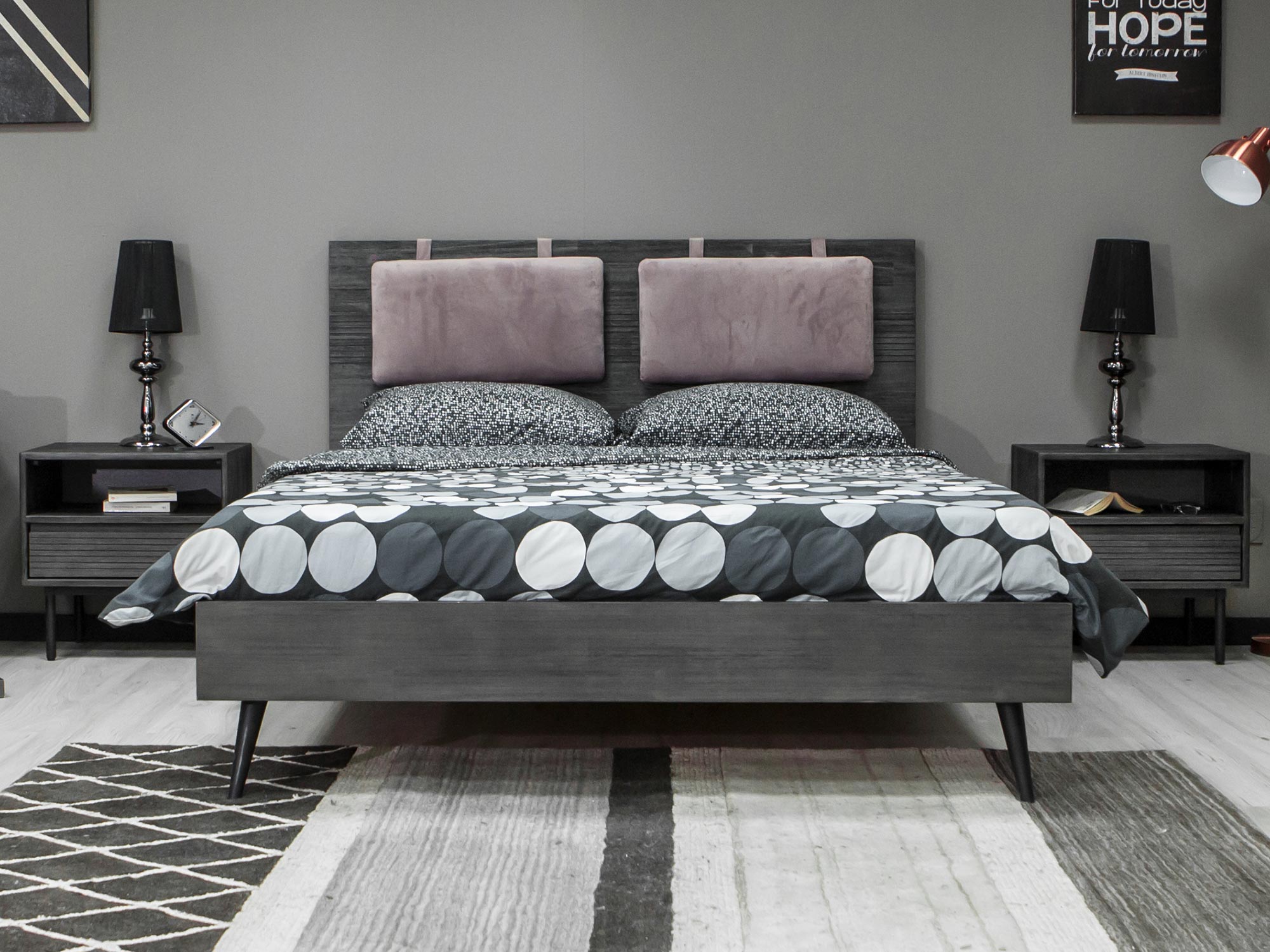 Nowoczesne łóżko z różowym zagłówkiem w stylu glamour