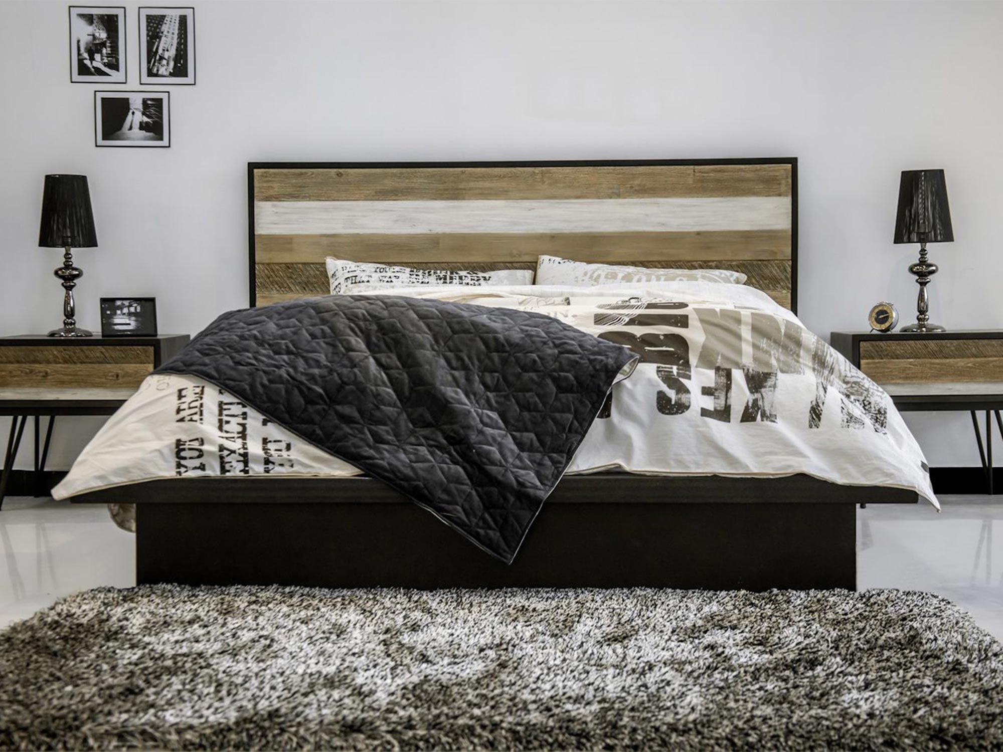 Drewniane łóżko z dekoracyjnym zagłówkiem w stylu industrialnym kolor naturalny