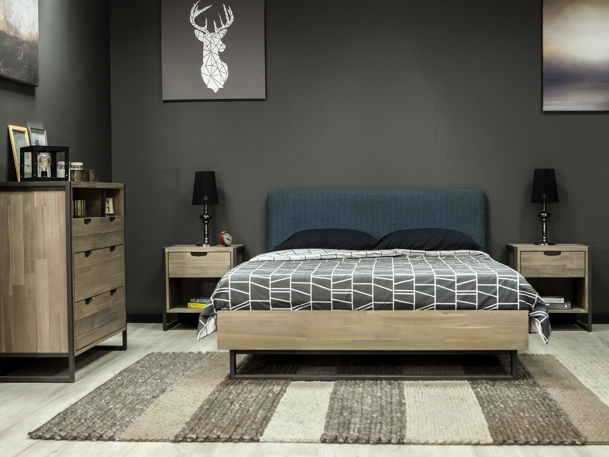 Aranżacja sypialni z drewnianym łóżkiem i loftowym wystrojem