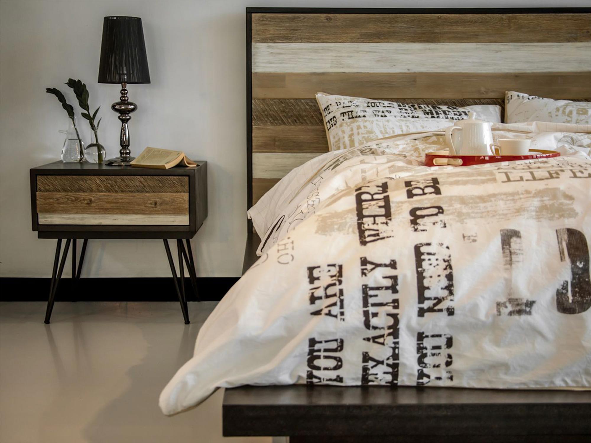 Drewniane łóżko z dekoracyjnym zagłówkiem w stylu industrialnym kolor naturalny